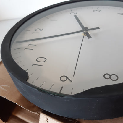 219244 - AMAZON BASICS Orë muri e rrumbullakët me bateri, e heshtur dhe e lehtë për t’u lexuar, 30 cm, e zezë