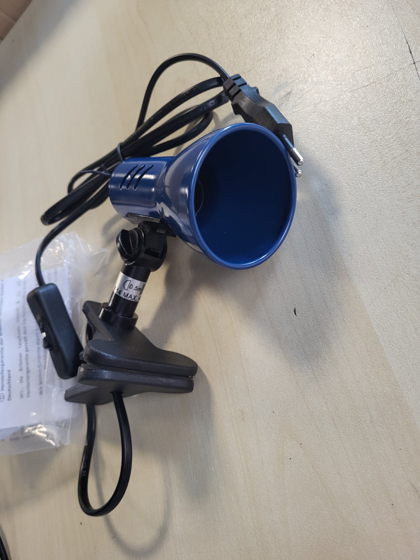 215654 - BRILONER LEUCHTEN Llambë me kunja LOCK, 40 W, IP20, blu, metal-plastikë, 6.5 x 11.5 x 10.8 cm.
