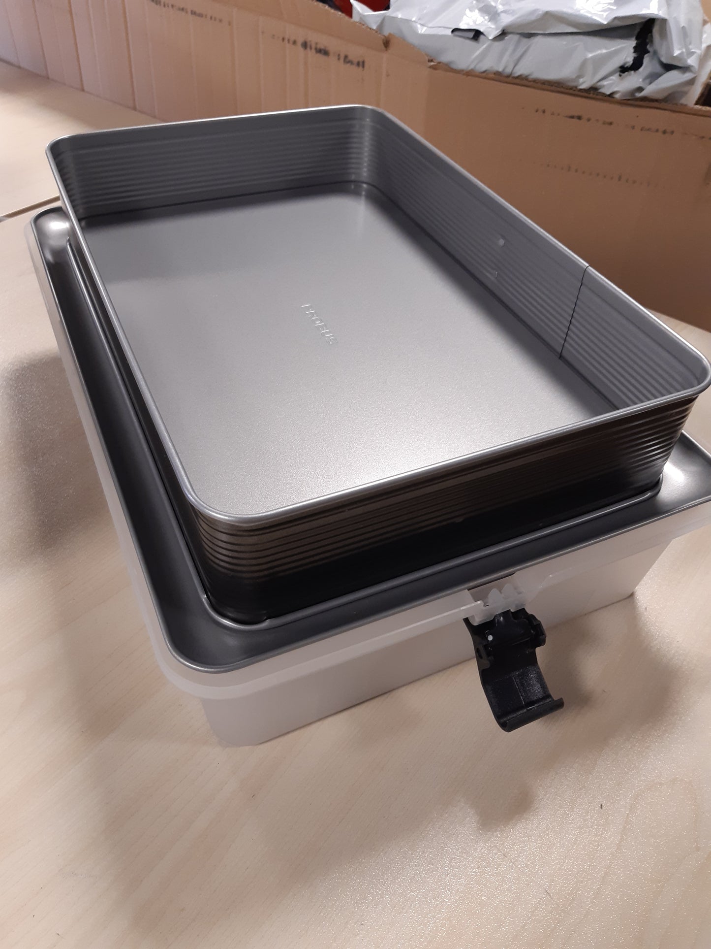 208908 - PROBUS Tigan Drejtkëndor 9307 me Sustë dhe Kapak Mbajtës, Jo-Ngjitës, i Papërshkueshëm nga Hidhet, Pjekje dhe Transportim i Lehtë, Madhësia 43x29.5cm, Ngjyra e Zi