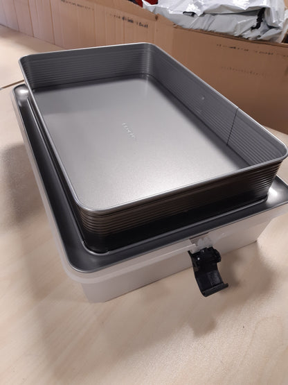 208908 - PROBUS Tigan Drejtkëndor 9307 me Sustë dhe Kapak Mbajtës, Jo-Ngjitës, i Papërshkueshëm nga Hidhet, Pjekje dhe Transportim i Lehtë, Madhësia 43x29.5cm, Ngjyra e Zi