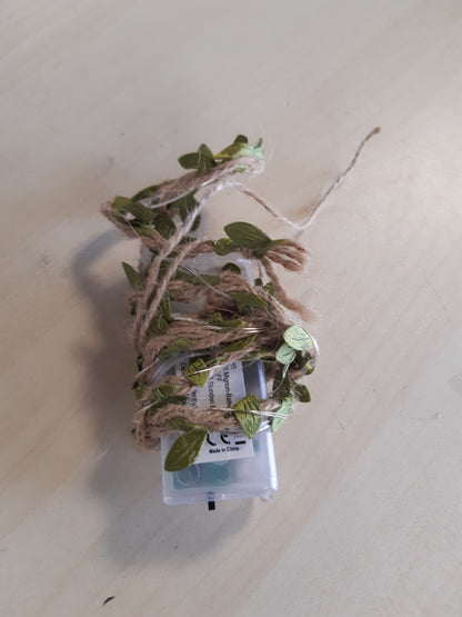 220703 - IDE ME ZEMËR, Drita LED me Tel, Tel me Gjethe të Gjelbra, 10 LED, Dritë e Bardhë e Ngrohtë, Funksionon me Bateri, Funksion Kohëmatës, 1.25 m e Gjatë