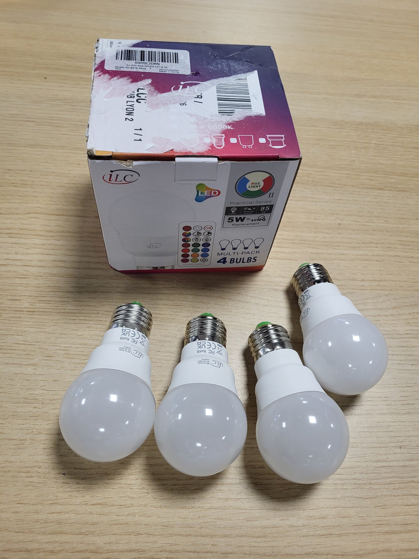 224105 - LLAMBË LED iLC, ekuivalente me 40W, E27 me telekomandë, 5W RGB me 12 zgjedhje ngjyrash, Pako me 4