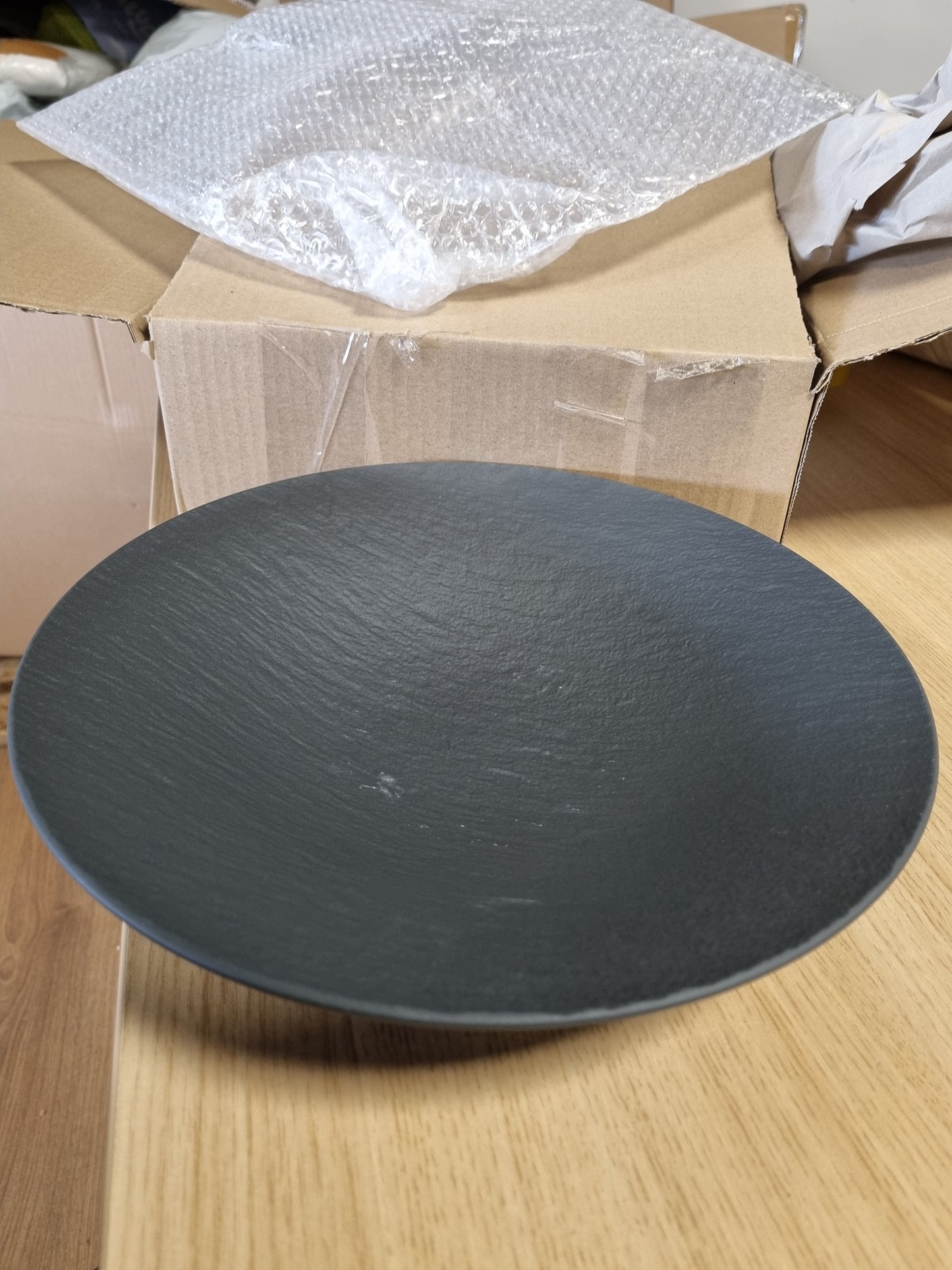 184717 - VILLEROY & BOCH - Tas dekorativ, guri prodhuar, zezë mat, për pjekje dhe darkë, porcelan premium