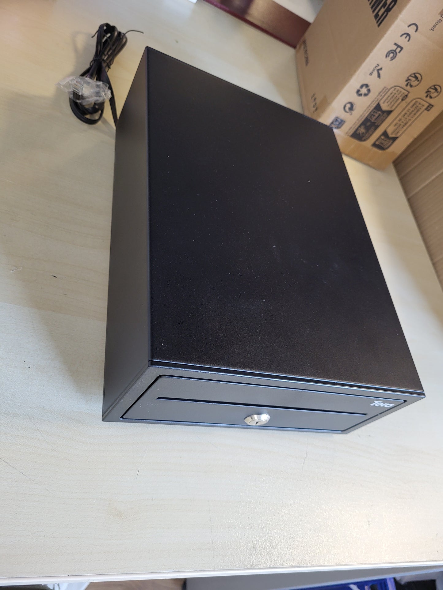 268081 - TERA – Sirtar metalik i rregullueshëm për para – 20.8 × 30 × 9.8 cm – 4 ndarje për kartëmonedha – 6–8 ndarje për monedha – Lidhje RJ12 për sistemin POS