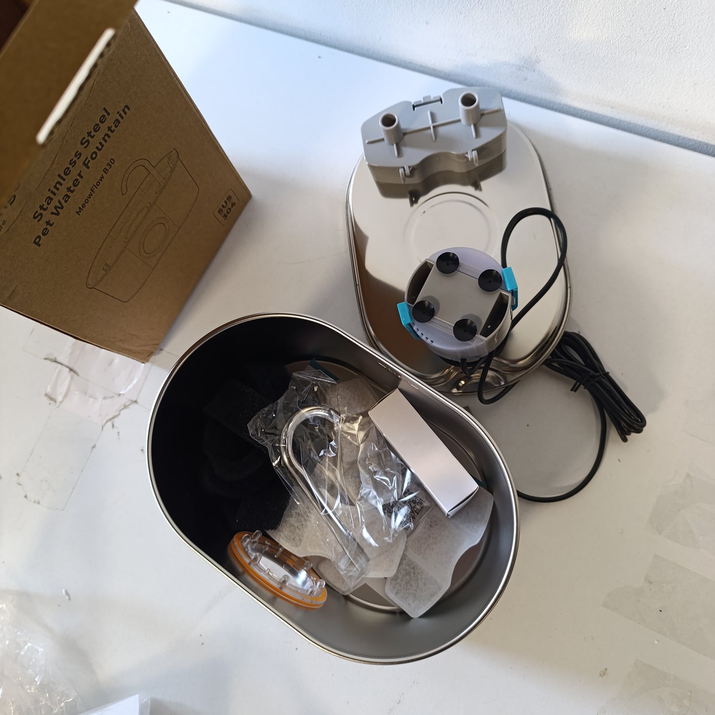 223024 - INVENGO Shatërvan për Pije për Mace MeowFlow B30 - Çelik Inox - Kapacitet 2.2L - Dritare Uji të Dukshme - i Lehtë për t'u Pastruar dhe Instaluar - Përfshin 4 Filtra Zëvendësues - Dizajn Kundër Spërkatjeve