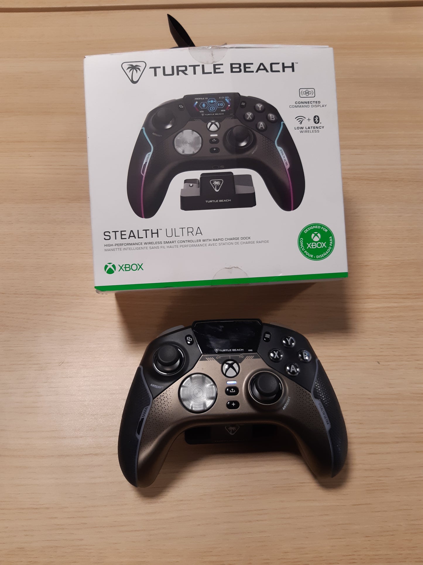 103719 - TURTLE BEACH Kontrollues Lojërash Stealth Ultra Wireless për Xbox Series X|S, Xbox One dhe PC me Stacion Ngarkimi të Shpejtë dhe Ekran Komandash, Levizje të Rregullueshme të Shkëputjes [I Licencuar Zyrtarisht për Xbox]