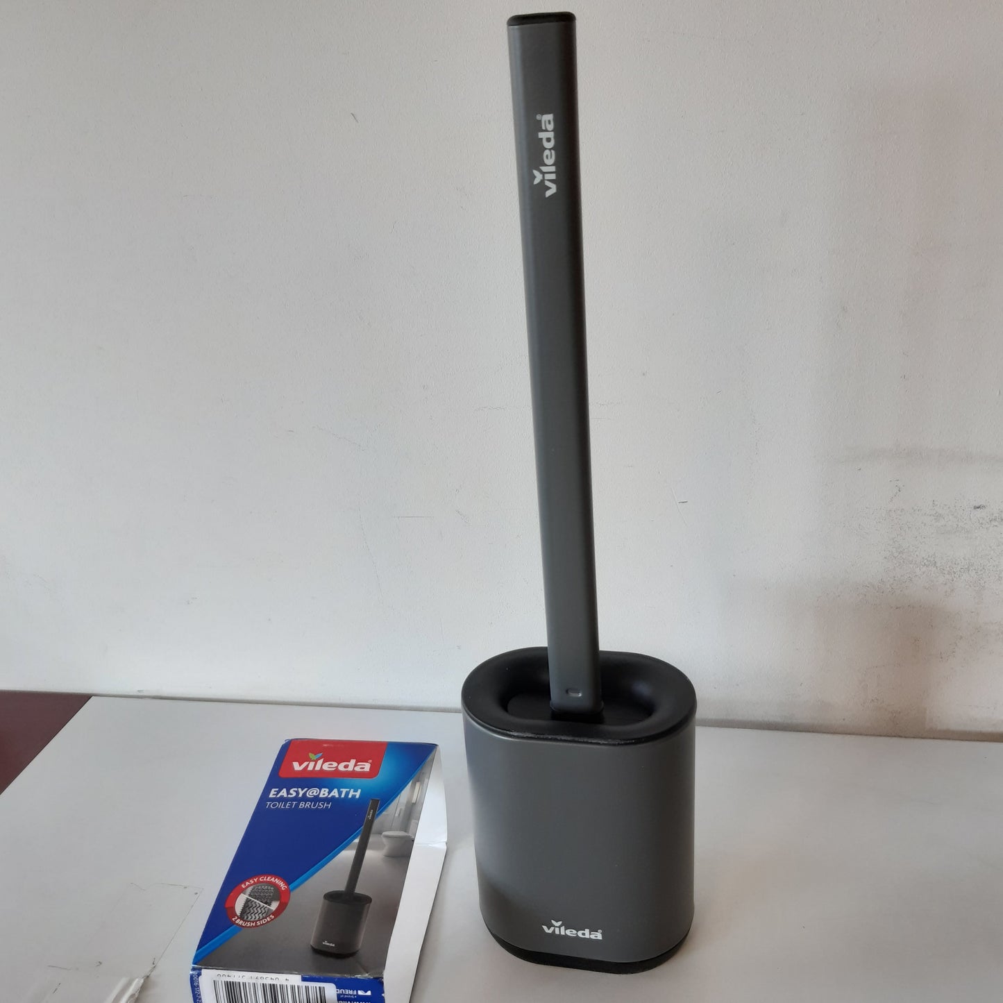 167986 - VILEDA Furçë Tualeti prej Silikoni me Dorezë Çeliku Inox, Kokë Fleksibile dhe Zona Pastrimi 2 në 1, Tharje e Shpejtë, Rezistente Ndryshkut, E mbrojtur nga Aromat, E Qëndrueshme
