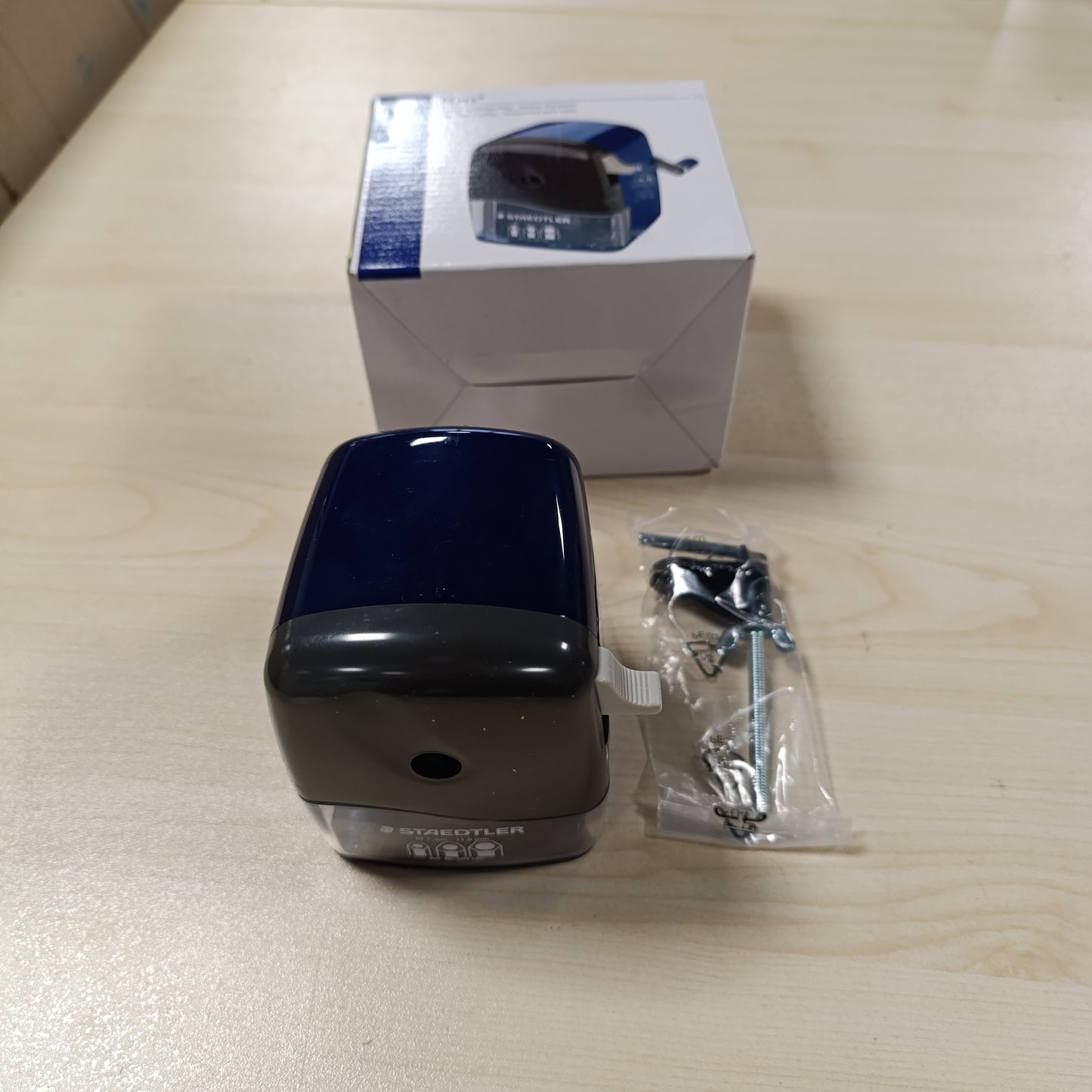 268447 - STAEDTLER Mprehëse lapsash Mars me maniak, për lapsa të rrumbullakët dhe katrorë deri në 11.6 mm Ø, kapëse tavoline, ndalesë automatike mprehjeje, prerëse metali me cilësi të lartë, 501 180