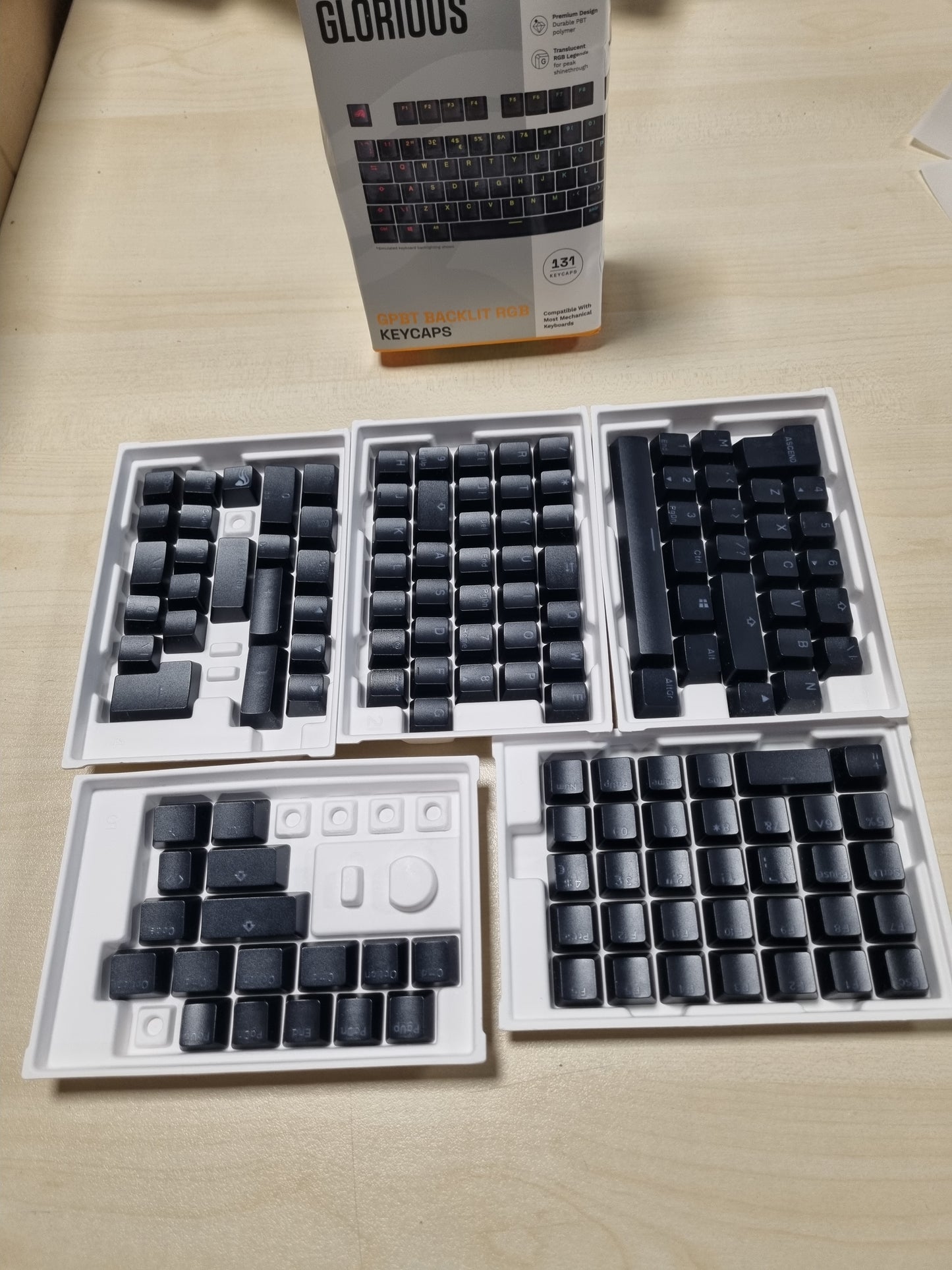 266442 - GLORIOUS GAMING – Tastiera me ndriçim GPBT (të zeza), me mbishkrime të tejdukshme, për tastiera mekanike të madhësive 100%, 75%, 65%, 60% si dhe ANSI & ISO – paraqitje QWERTY në anglisht