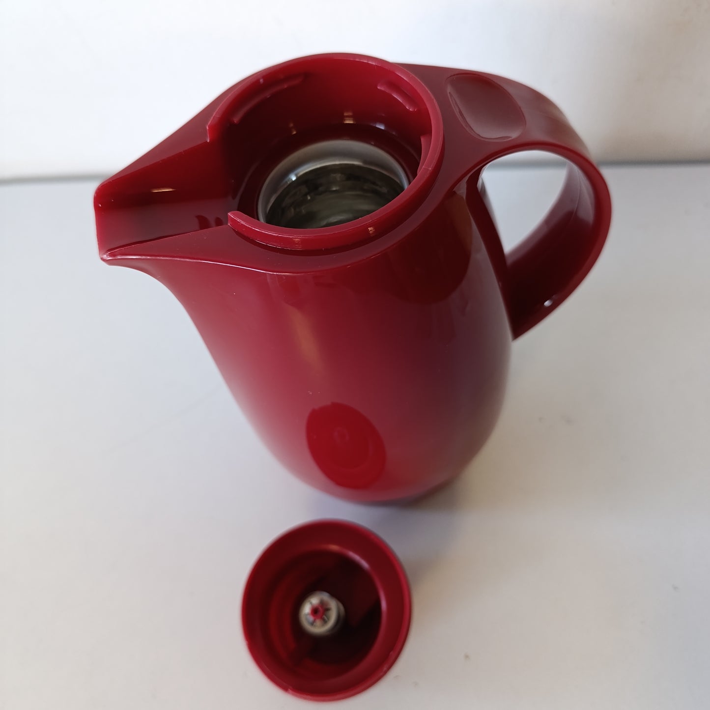 218384 - HELIOS Termos Servitherm, e kuqe, 0.6L, mban pijet të nxehta dhe të ftohta për 6 orë, funksionim me një dorë