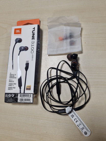 266697 - JBL JBL Tune 310 C, Kufje me Tel me Rezolucion të Lartë, Tingull i Pastër Basi JBL, Lidhje USB-C, Kabllo e Sheshtë që Nuk Ngatërrohet, Telekomandë me Tre Butona me Mikrofon, E Zezë
