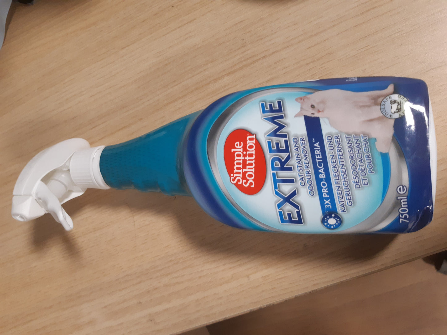 141793 - Simple Solution Extreme pastrues për njolla dhe erë nga macet, me enzima dhe fuqi 3X Pro-Bacteria, 945 ml.