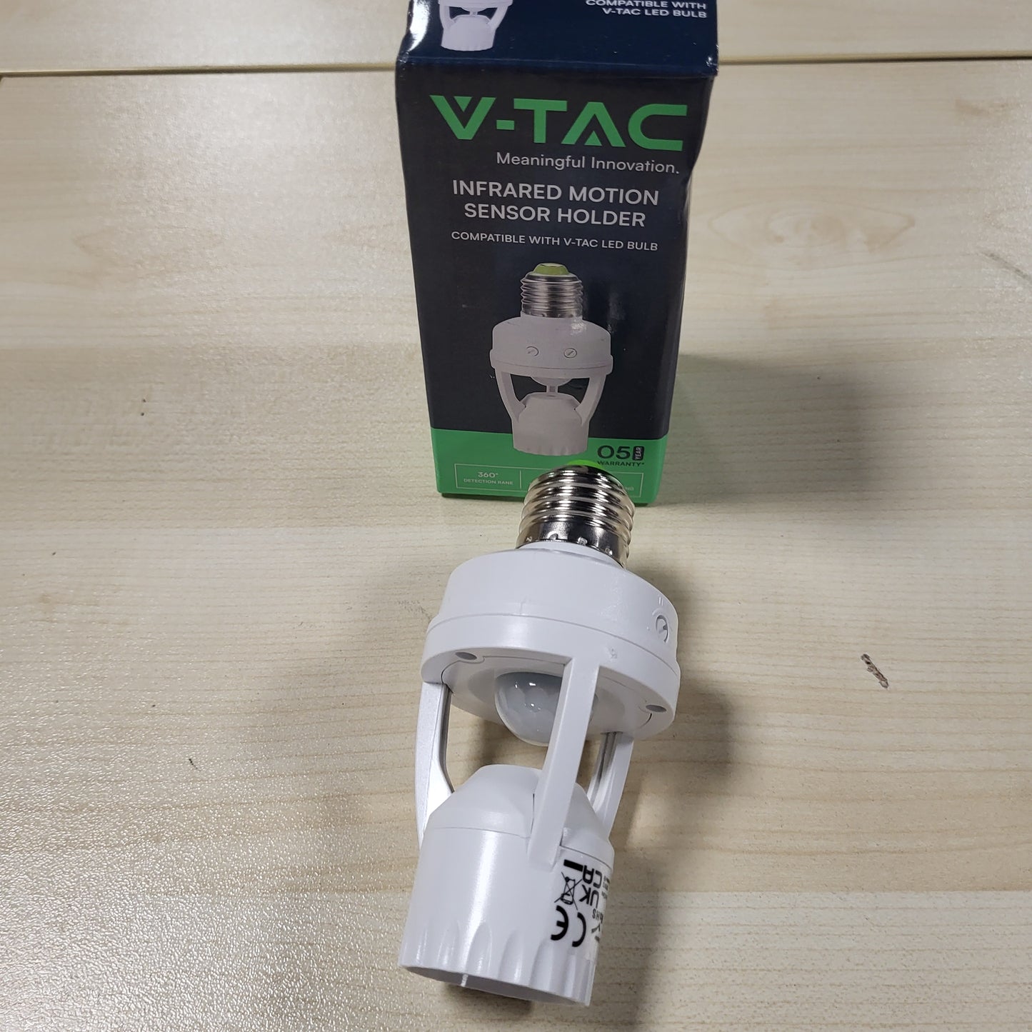 248599 - SENSOR V-TAC SKU.4982 për llamba E27 VT-8005, plastikë, thellësi: 117 mm, transparent