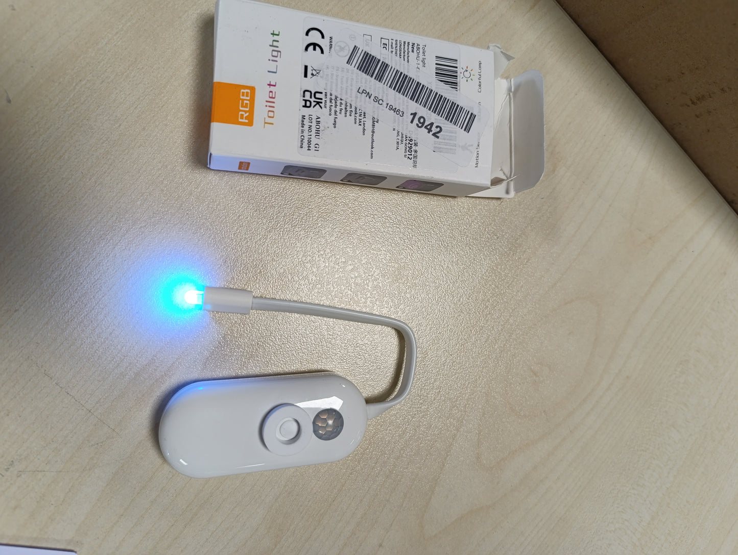 169078 - ABOHU Dritë LED për Tualet me 16 Ngjyra, Sensor Lëvizjeje, Rezistent ndaj Ujit, Rikarikueshme me USB, Dhuratë për Meshkuj dhe Femra