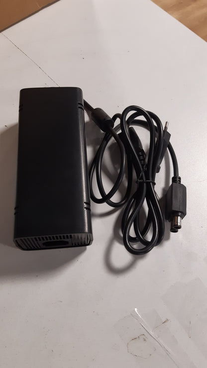 266613 - KOHË ZBRITJEJE Furnizim me energji për transformatorin zëvendësues të karikuesit të konsolës Xbox 360 Slim, Hyrja: AC 100-240V, Dalja: DC 135W; 12V = 10.83A