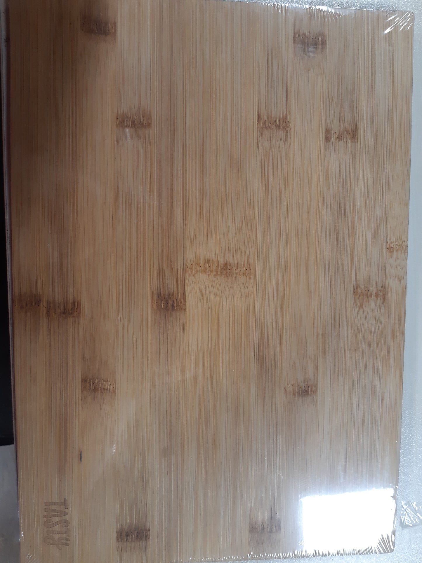 224786 - Dërrasë prerëse prej bambuje 35.5x25x1.2cm, ideale për prerjen e bukës, frutave, perimeve, e fortë dhe elegante