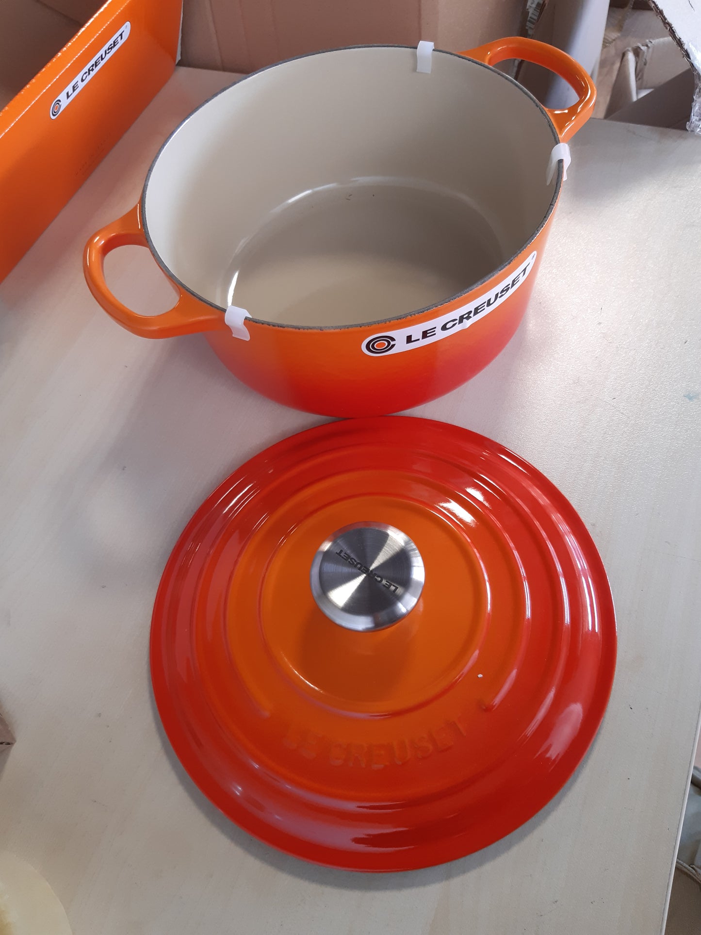 195006 - LE CREUSET Tavë gize Signature me kapak, Ø 24 cm , e rrumbullakët, e përshtatshme për induksion dhe çdo lloj sobe, Kapaciteti 4.2L, 4.305kg, Ngjyra e Kuqe, 21177240902430
