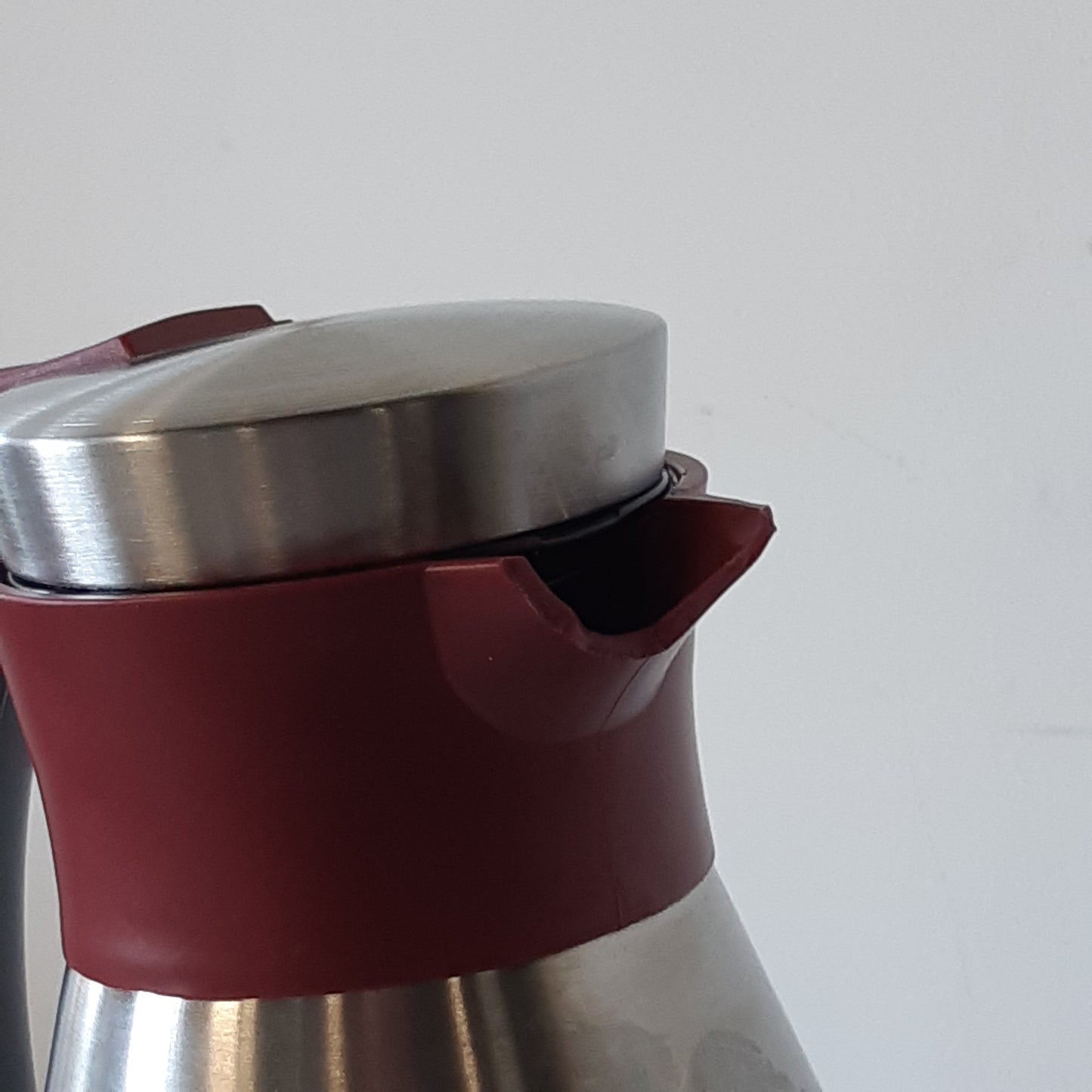 261453 - EMSA KARAFË E IZOLUAR ME DOREZË TË BUTË 1.5L, ÇELIK INOX, MBAN PIJET TË NGROHTA PËR 12 ORË DHE TË FTOHTA PËR 24 ORË, E PAPËRSHKUESHME NGA RRJEDHJET, DOREZË JO-RRËSHQITËSE, E KUQE VERE N4120500