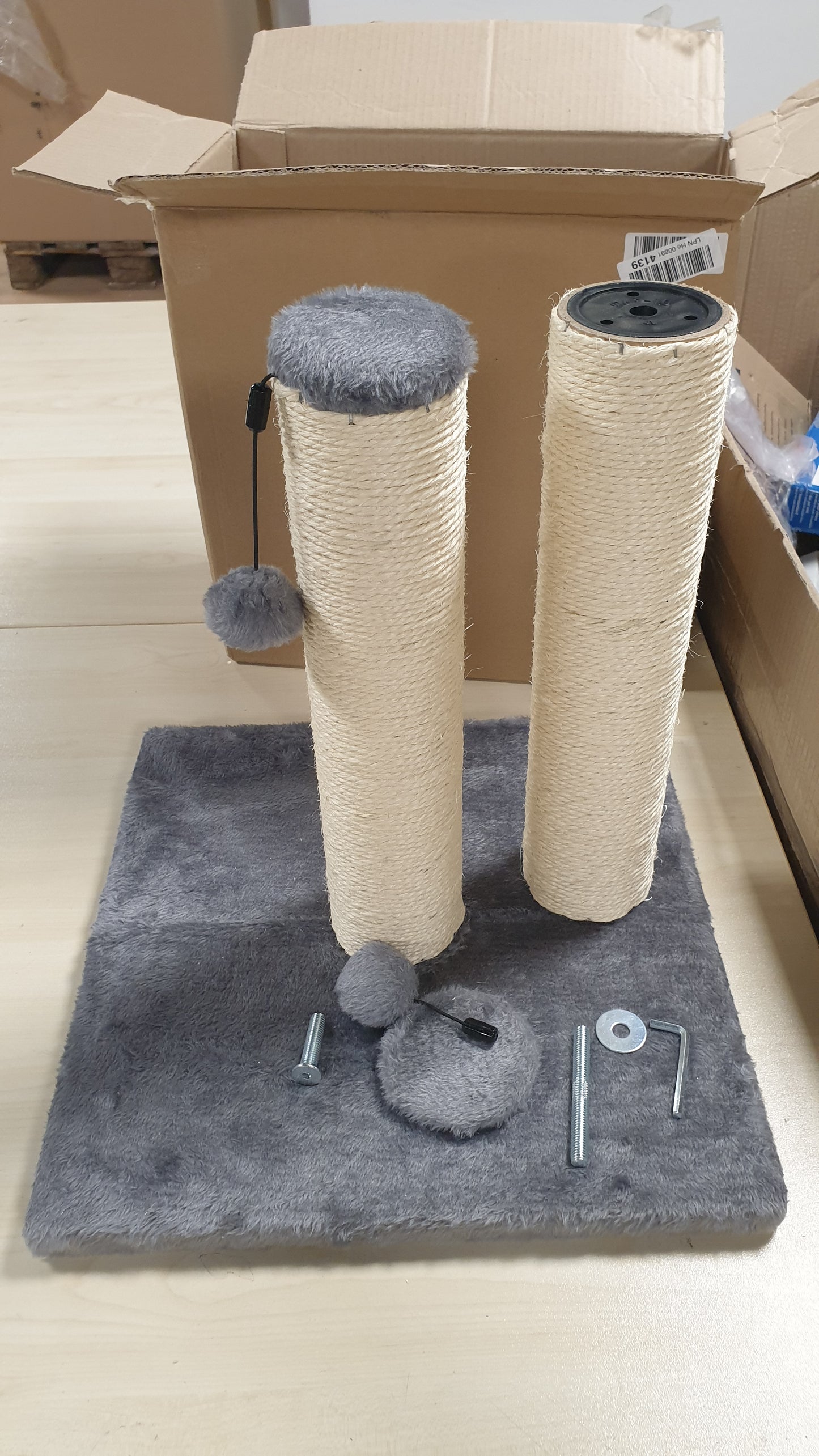 218901 - AMAZON BASICS Shtyllë kruarjeje për macet Mesatare, 40.01 x 40.01 x 80.01 cm, Gri