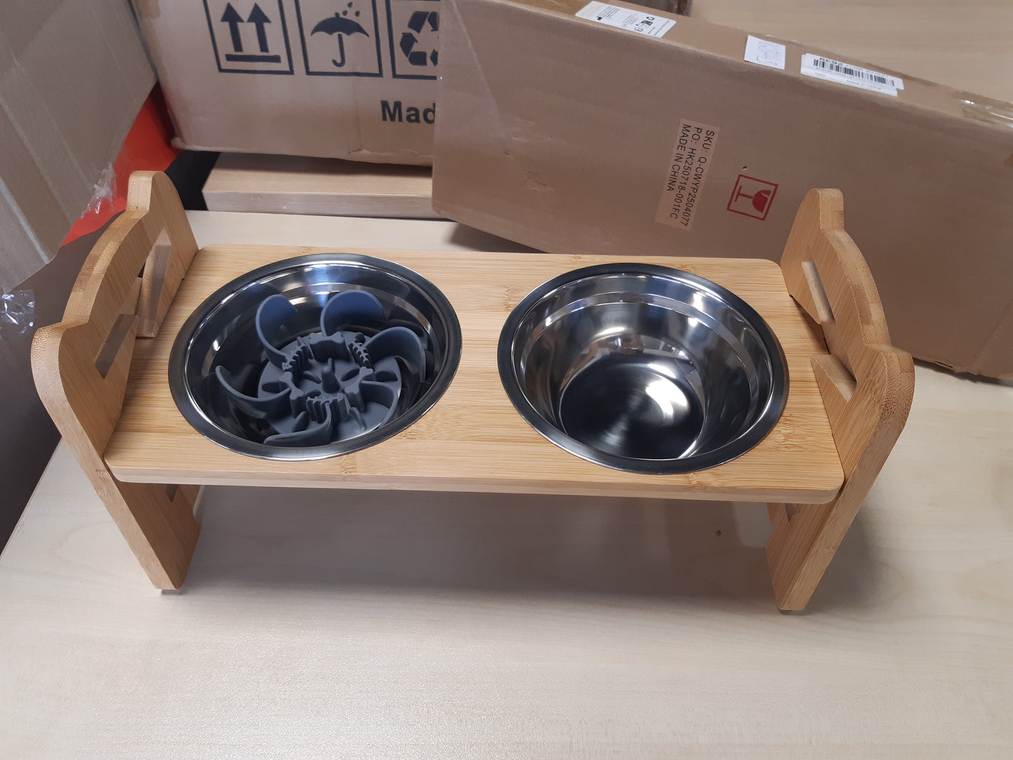 168643 - RLAVBL - Tasa e ngritur për qen të vegjël dhe të mesëm, me lartësi të rregullueshme, 2 tasa çelik inoks 500ml dhe distancues silikoni ushqyes të ngadaltë