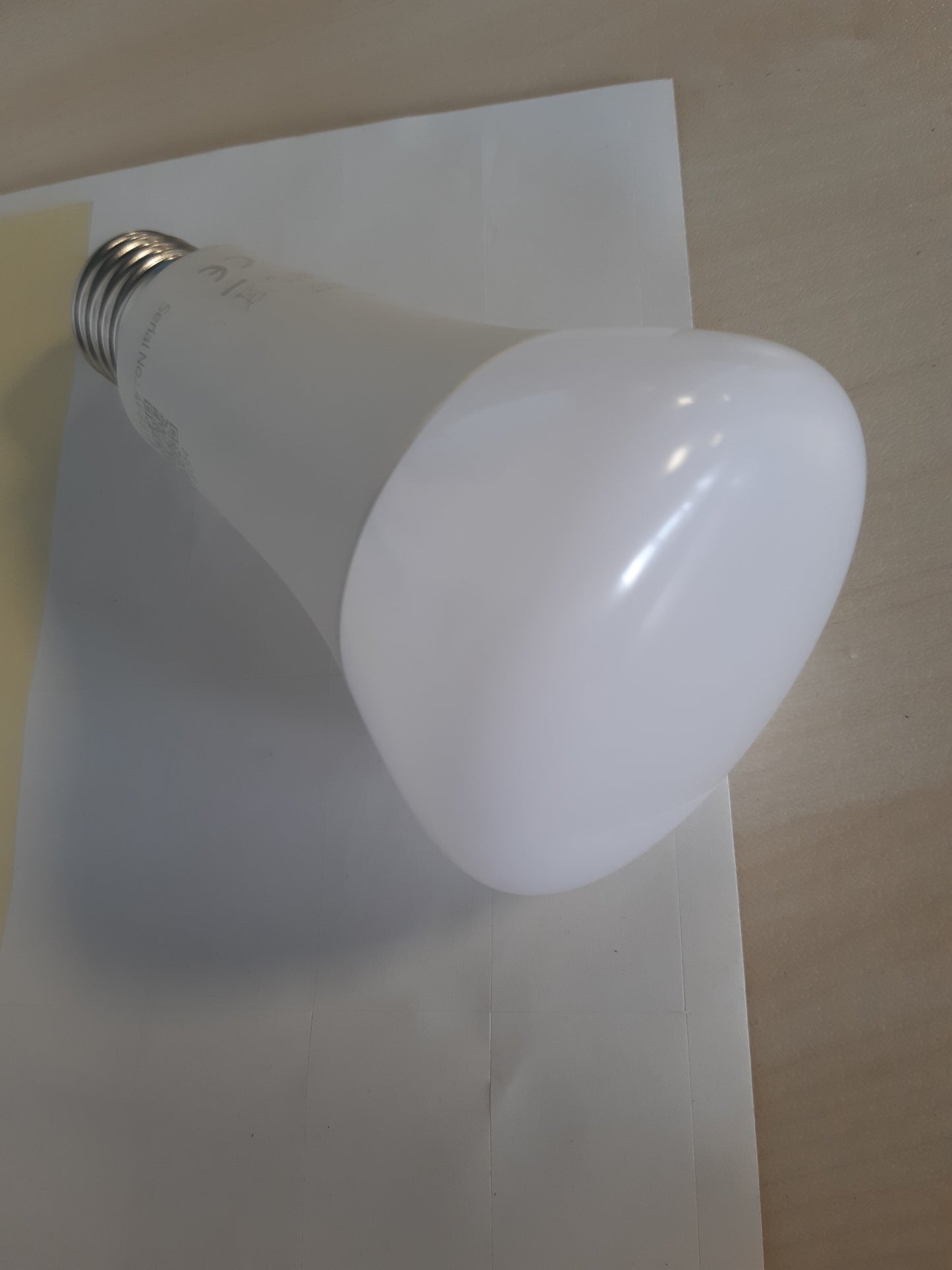 261222 - PHILIPS Hue White E27, pako e vetme, 1600lm, dritë e bardhë e ngrohtë, e errësueshme, kontrollueshme me aplikacionin, e pajtueshme me Amazon Alexa