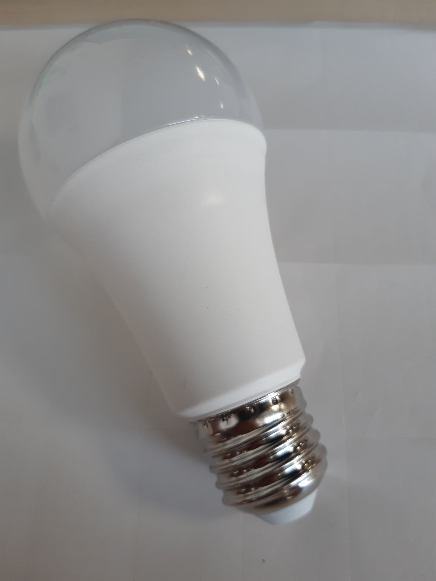 258463 - VELAMP Llambë LED A60, Mbulesë opali, Bazë E27, Fuqi 15W ekuivalente me 100W, Shkëlqim 1521lm, Temperatura ngjyrës 6500K