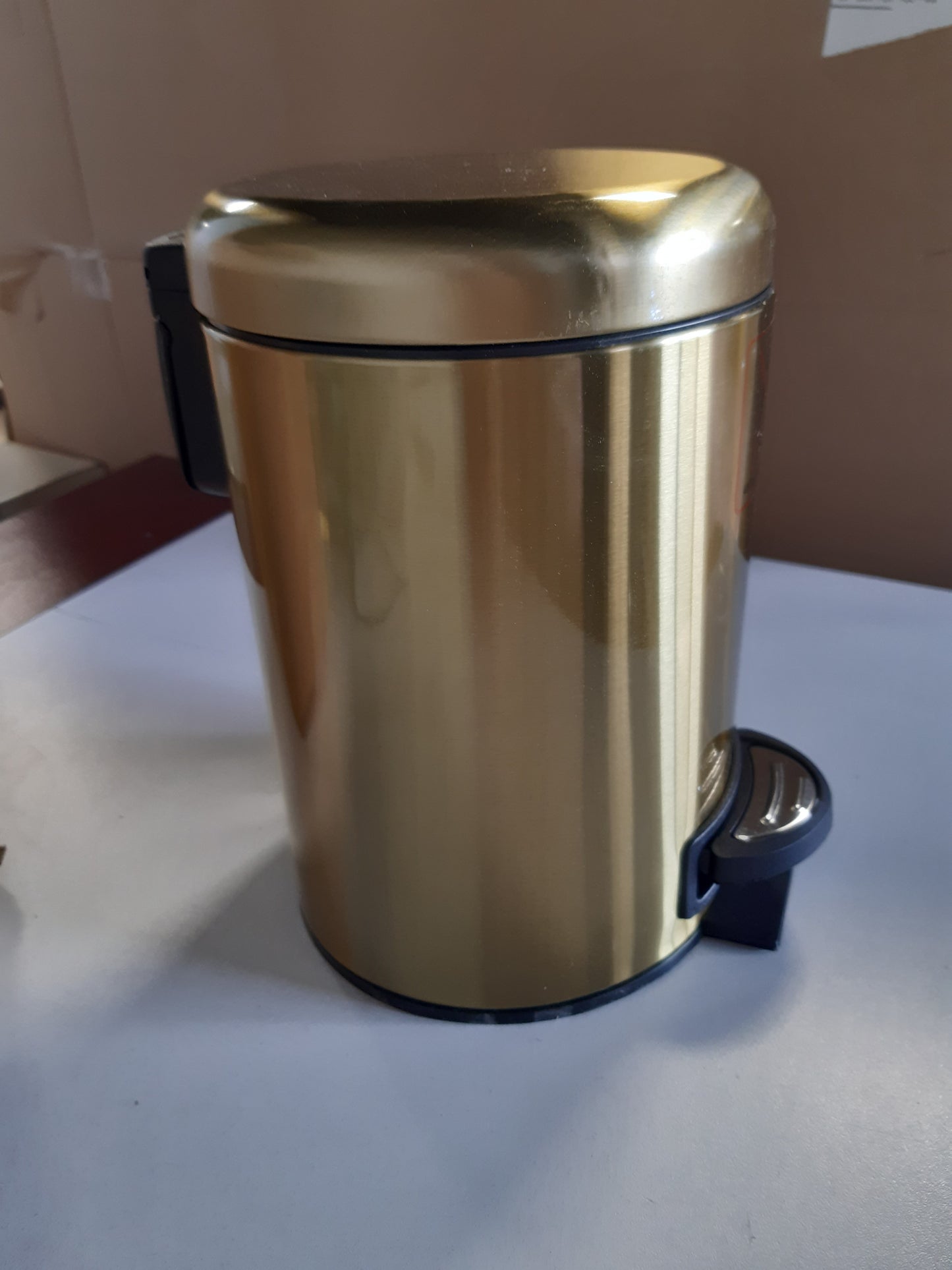 262388 - WENKO Kosh për kozmetikë me pedale Model Leman, 3 litra, çelik inox ngjyrë ari mat, 17x25x22.5 cm