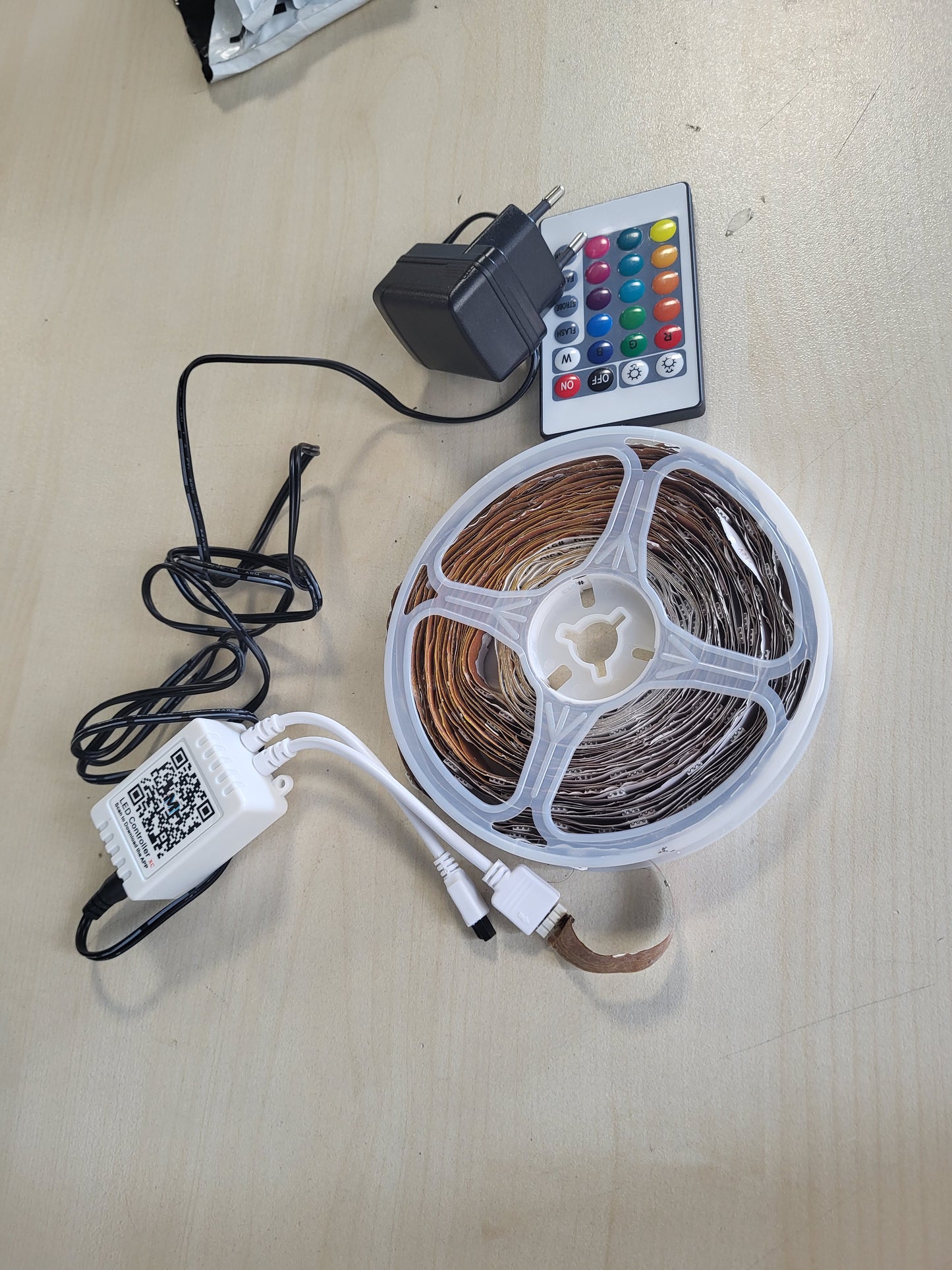 224009 - DAYBETTER Shirit LED 15M, 5050 RGB, kontroll aplikacioni Bluetooth, sinkronizim muzike, për dhomë gjumi, kuzhinë, dhomë ndenjeje