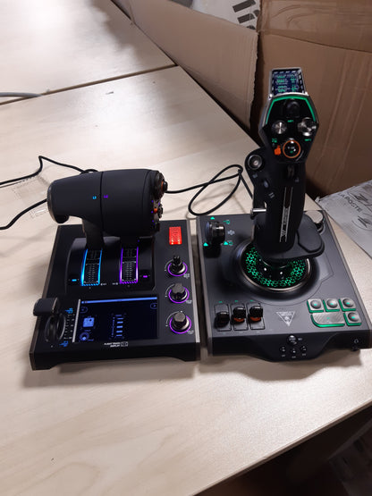 188597 - TURTLE BEACH VelocityOne Flightdeck - Joystick dhe Kontrollues i Sistemit Universal për Simulim HOTAS me Ekran me Prekje, HUD të Montuar në Stick dhe Sensorë Pa Kontakt, për Windows 10 dhe 11