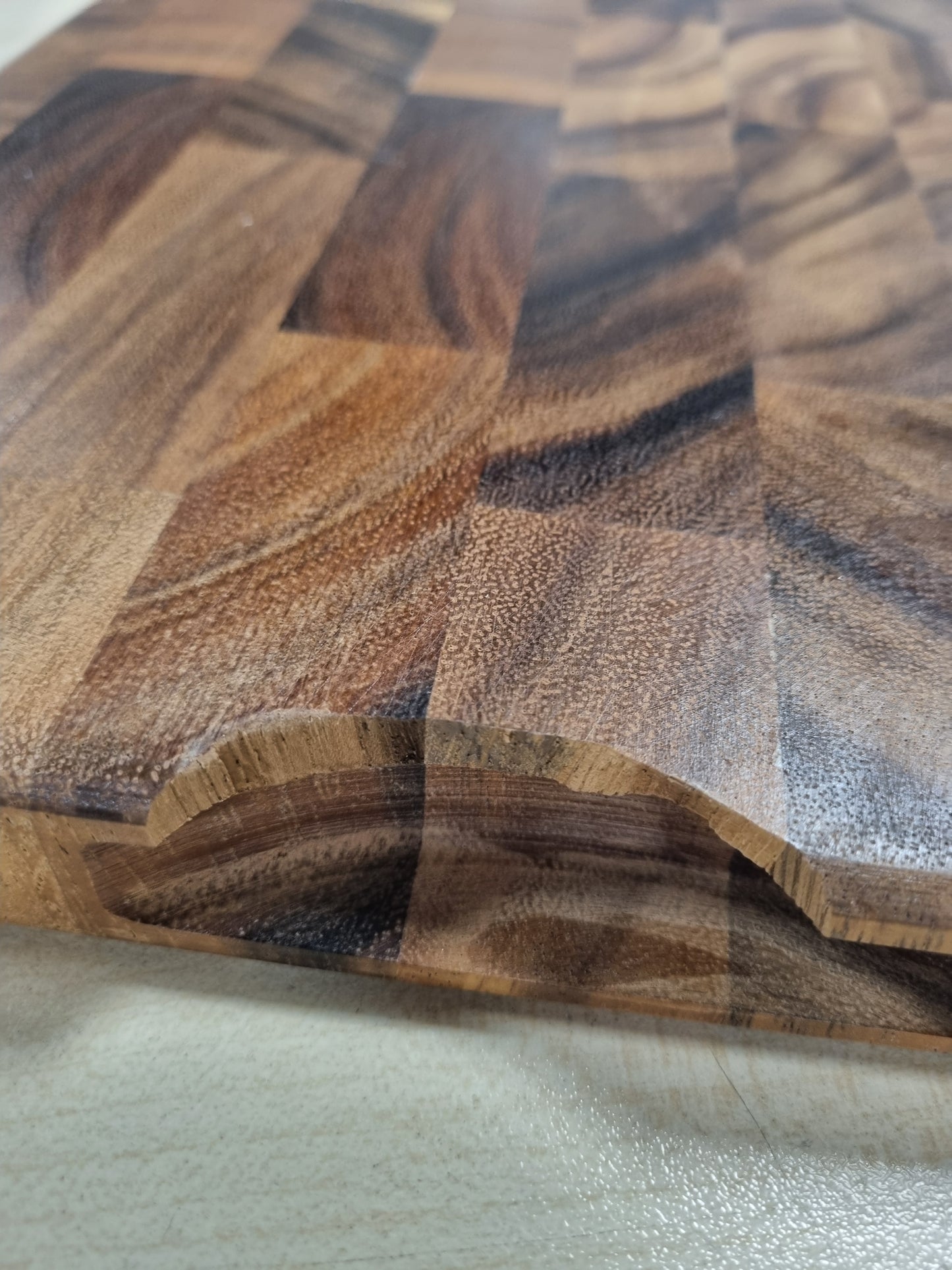 222268 - Tala Pllakë drejtkëndëshe prej druri akacie të llakuar, 42 x 2 x 3 cm, ideale për prerjen dhe servirjen e ushqimeve