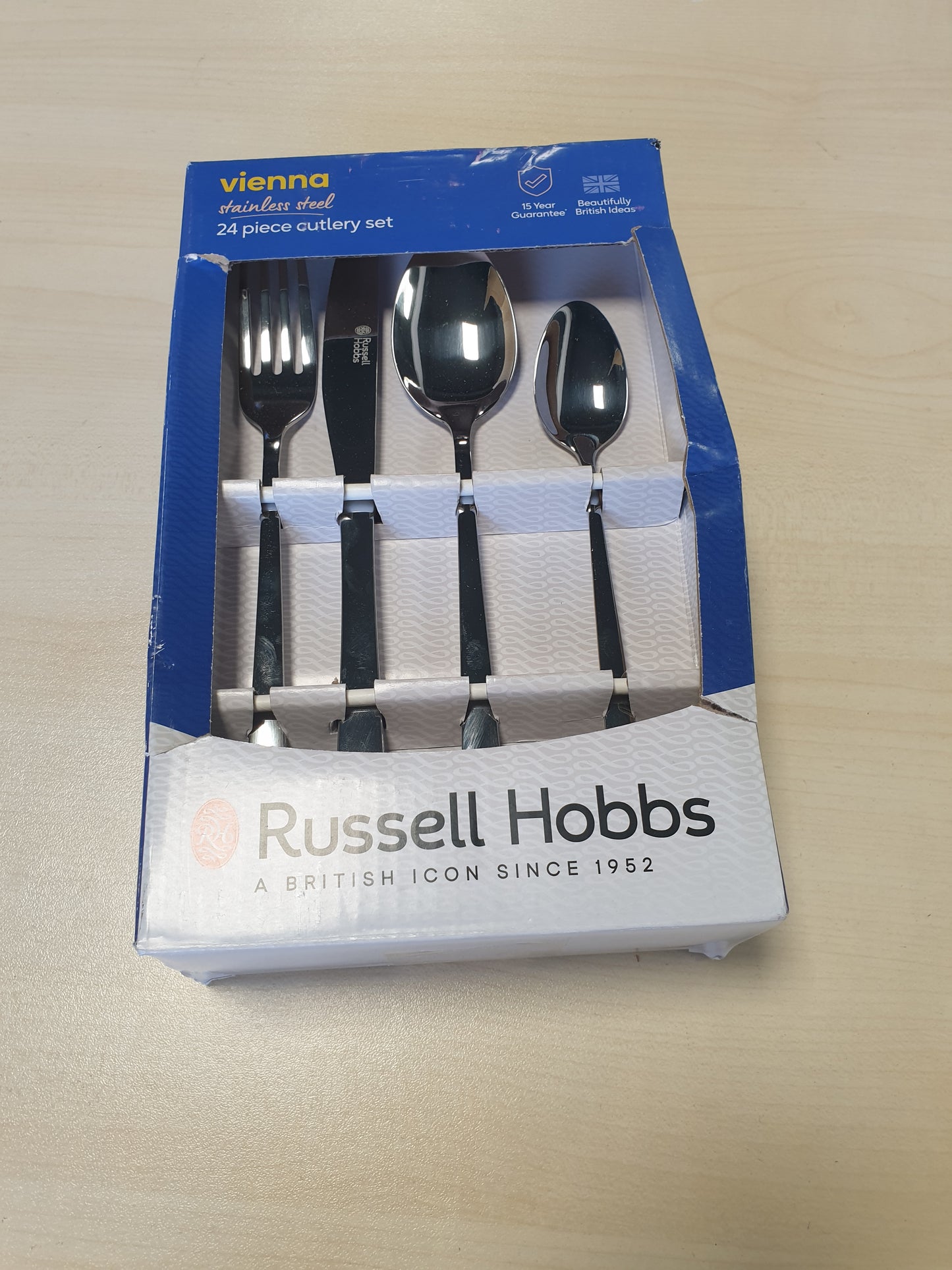214630 - RUSSELL HOBBS Set takëmesh prej çeliku inox me 24 pjesë, i sigurt për lavastovilje, përfshin 6 pirunë, 6 thika, 6 lugë gjelle dhe 6 lugë çaji