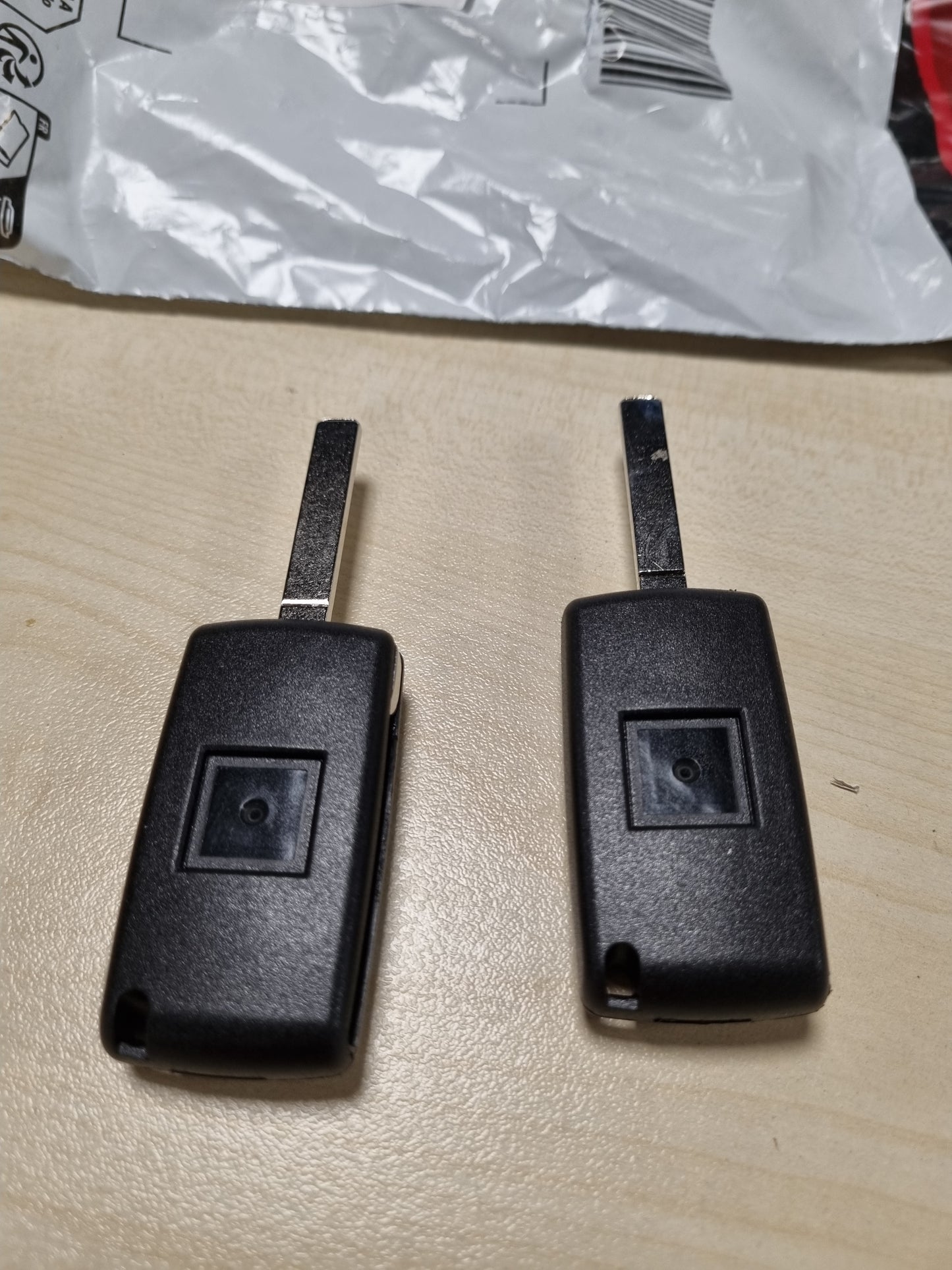 216540 - CISIXIN Mbulesë çelësash makine me 2 copë, kuti çelësash inteligjentë me 3 butona, e pajtueshme me Citroen Peugeot, CE0523-CE0536 (e zezë)