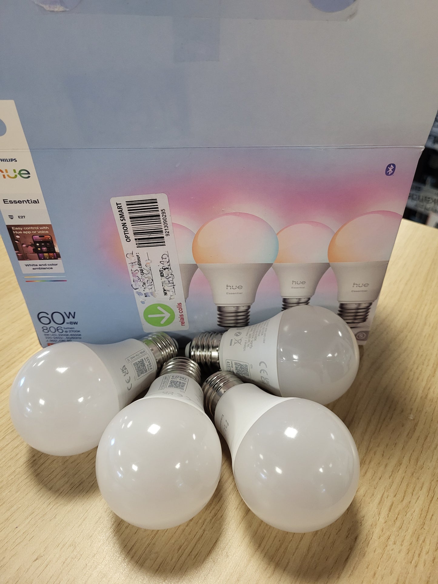 217225 - PHILIPS - Hue Essential Ampoule Connectée LED A60, Ambient i Bardhë dhe me Ngjyra, Ampulë E27, 8W, 2200-6500 K, 806 lm, Intensitet i rregullueshëm, i pajtueshëm me Alexa, Google dhe Apple Home, Pako prej 4