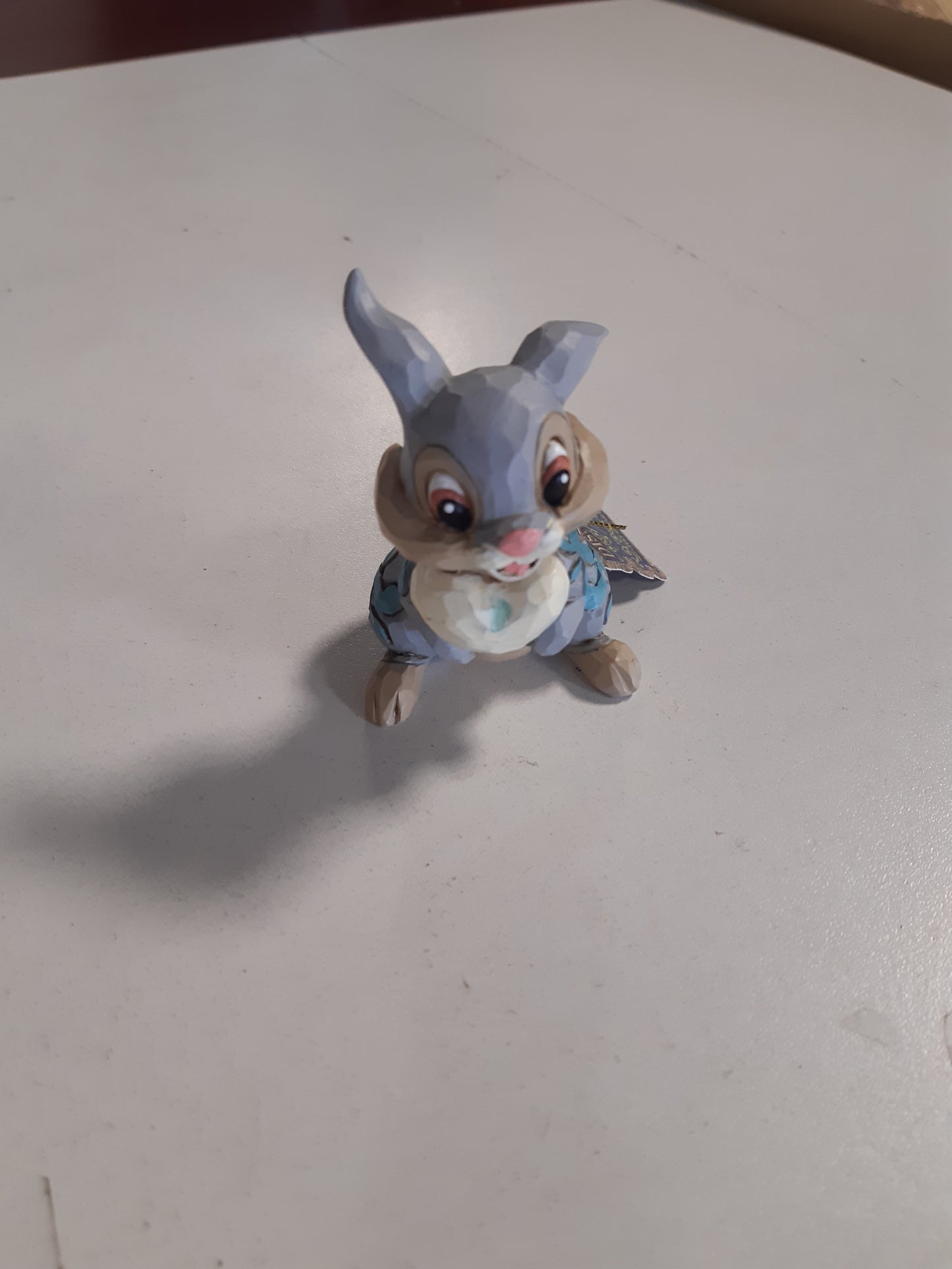 214430 - DISNEY TRADITIONS Figurinë Bambi Thumper e Disney Traditions, e projektuar nga Jim Shore