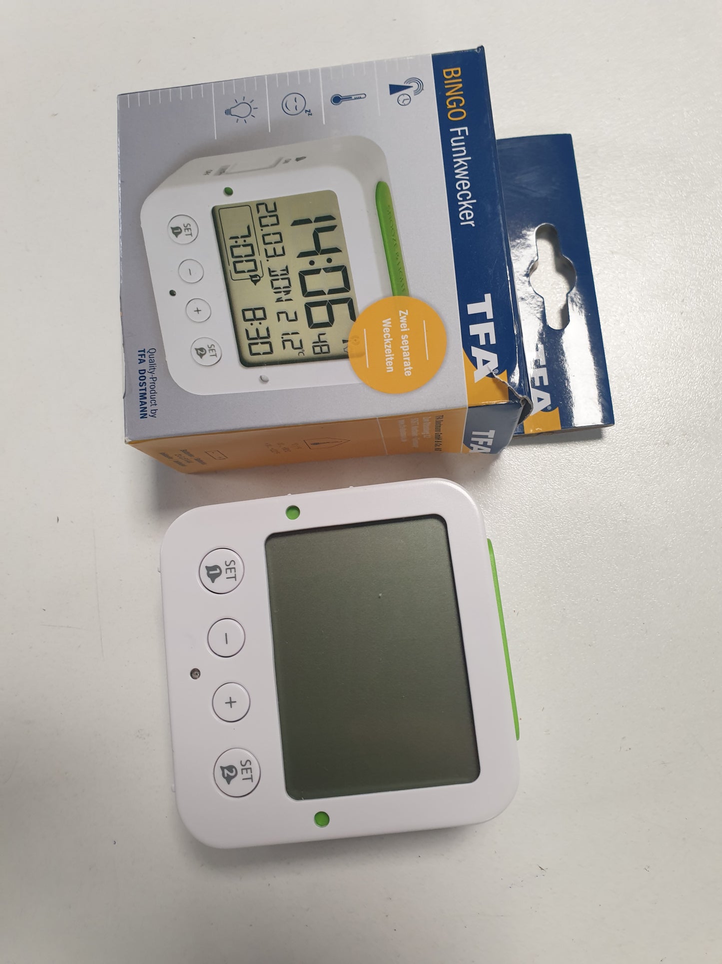 222744 - TFA DOSTMANN Bingo Orë alarmi dixhitale me radio 60.2528.02, ndriçim automatik, datë, ekran temperaturë, dy kohë alarmi, e bardhë-jeshile