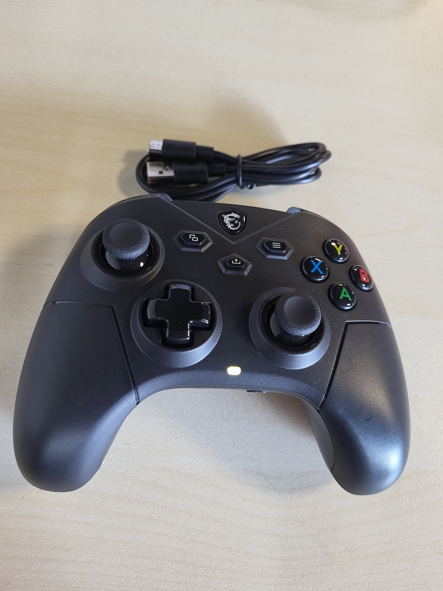 266400 - MSI FORCE GC300 Kontrollues PC me Pa Tel - 2.4 GHz, Bluetooth, USB Type-C, Bateri Li-ion 600mAh (20 orë), Mbulesa D-Pad të Ndërrueshme, Motorë me Dyfish Vibrimi, E Zezë