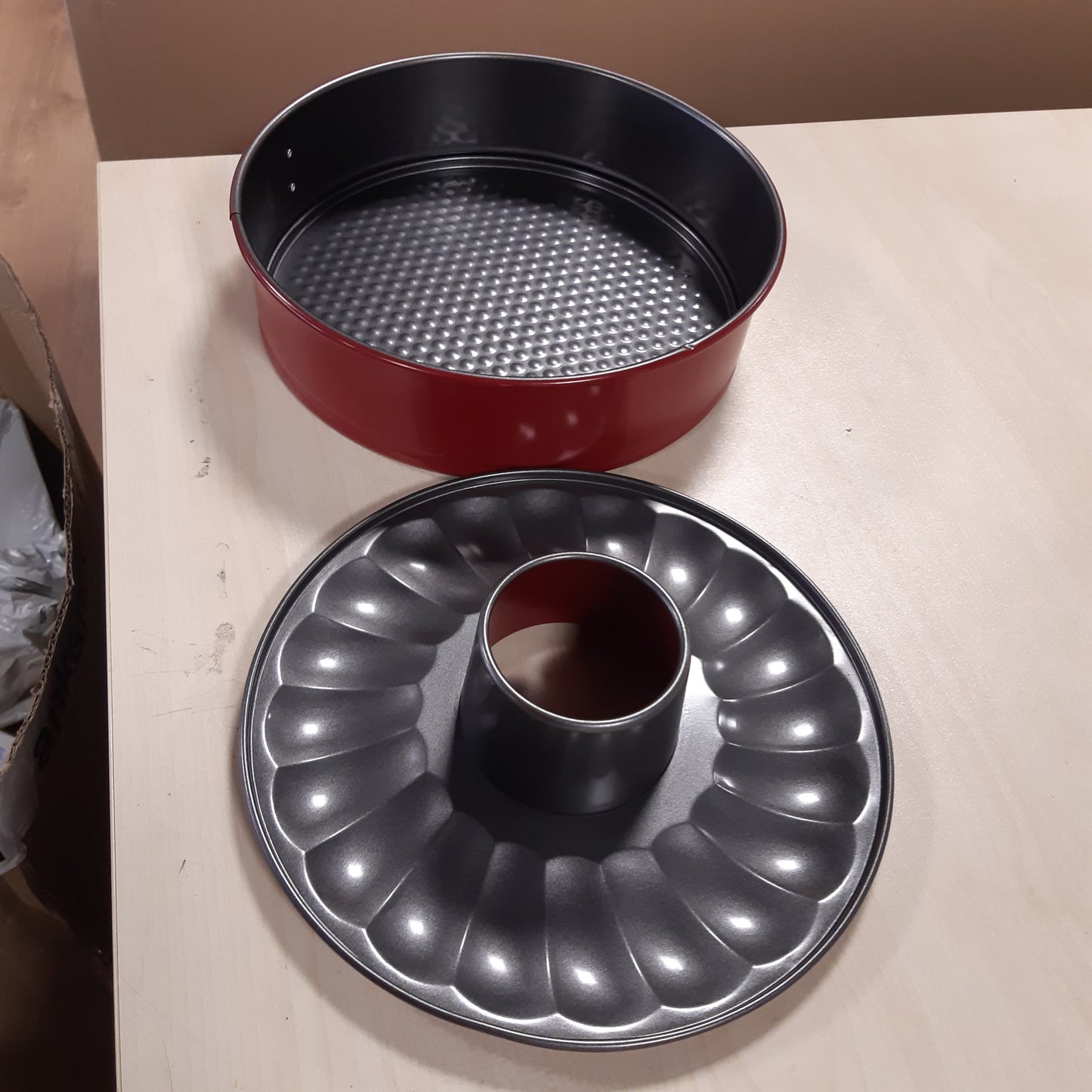 252663 - WENCO Tavë Pjekjeje me Sustë 26 cm, Tavë Torte e Rrumbullakët me Bazë të Sheshtë dhe Tub, 2 Baza, Rezistente ndaj Rrjedhjeve, Shtresë Jo Ngjitëse, E Kuqe