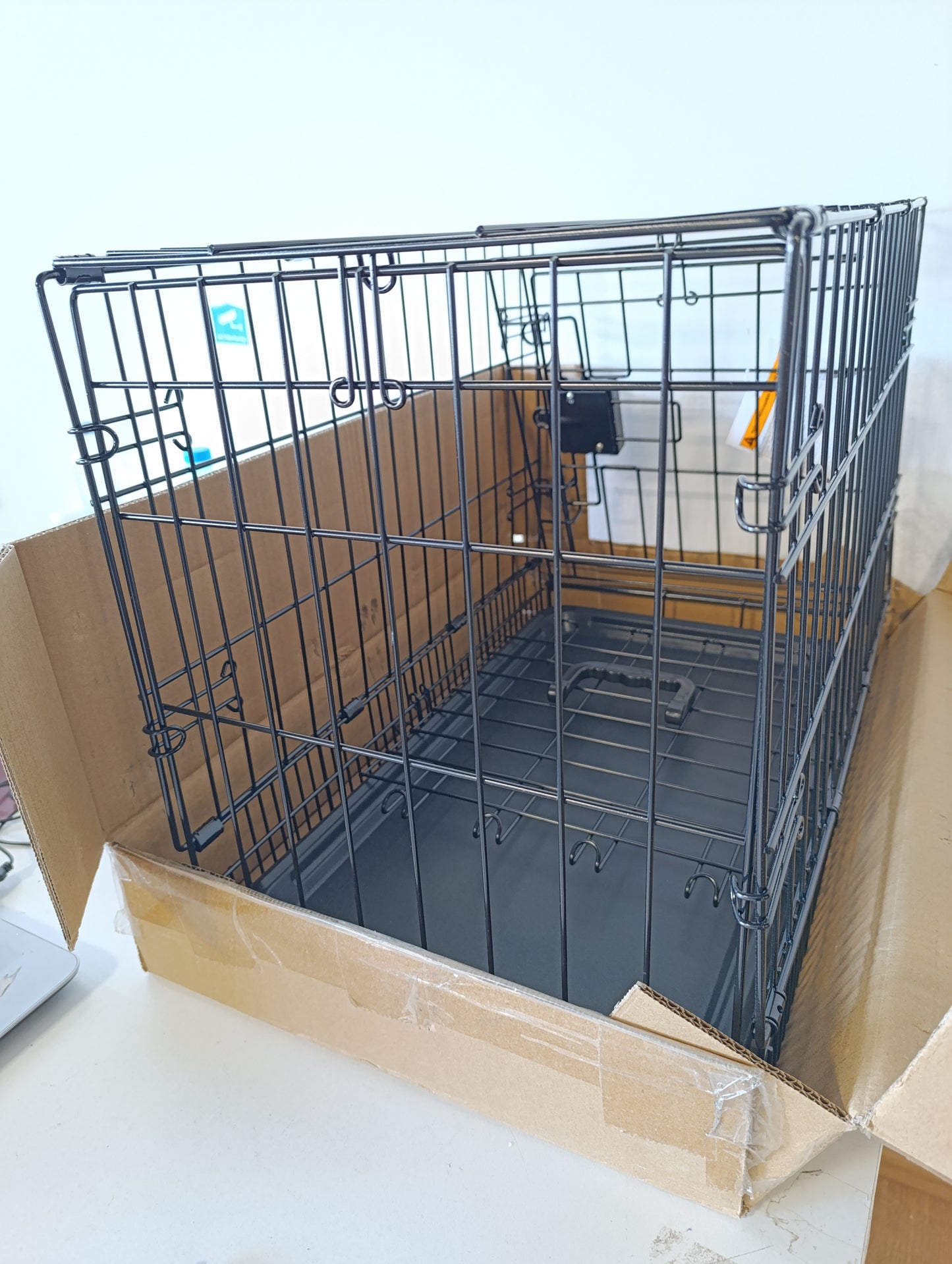 221518 - AMAZON BASICS Kafaz i qëndrueshëm për qen - Kafaz teli i palosshëm me tabaka, me një derë, Gjatësi 56 x Gjerësi 33 x Lartësi 41 cm, i zi