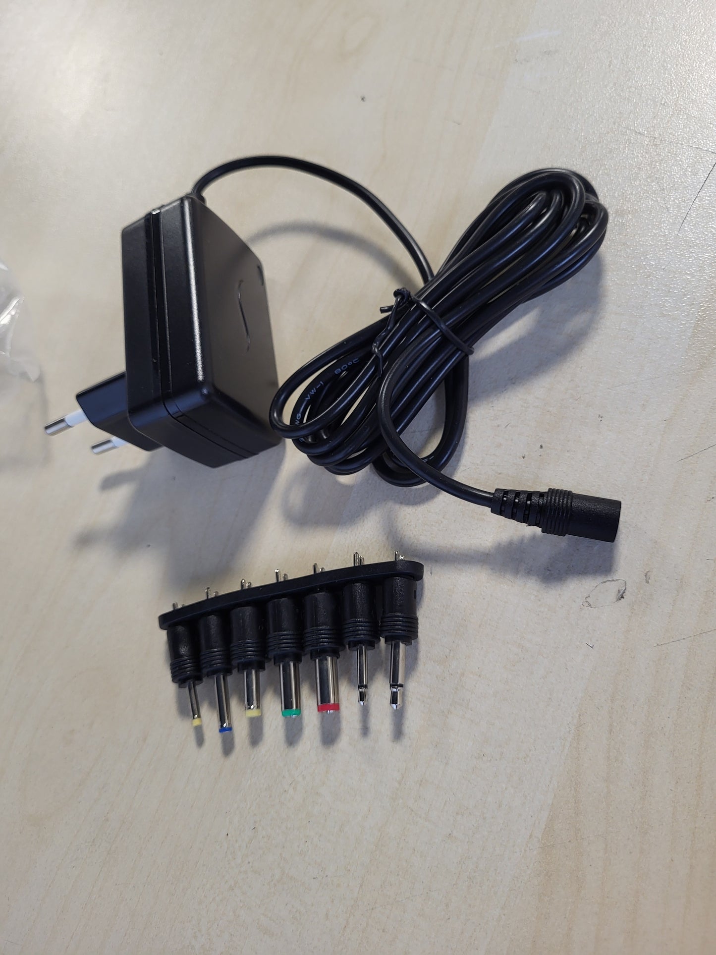267127 - AMAZON BASICS Adaptues universal i rrymës DC, 7 lidhës të lëvizshëm, 3-12 V, 6 W, i zi