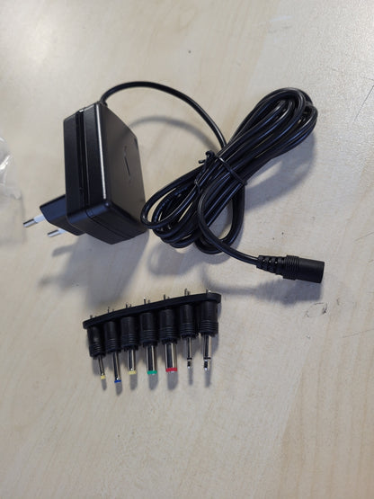 267127 - AMAZON BASICS Adaptues universal i rrymës DC, 7 lidhës të lëvizshëm, 3-12 V, 6 W, i zi