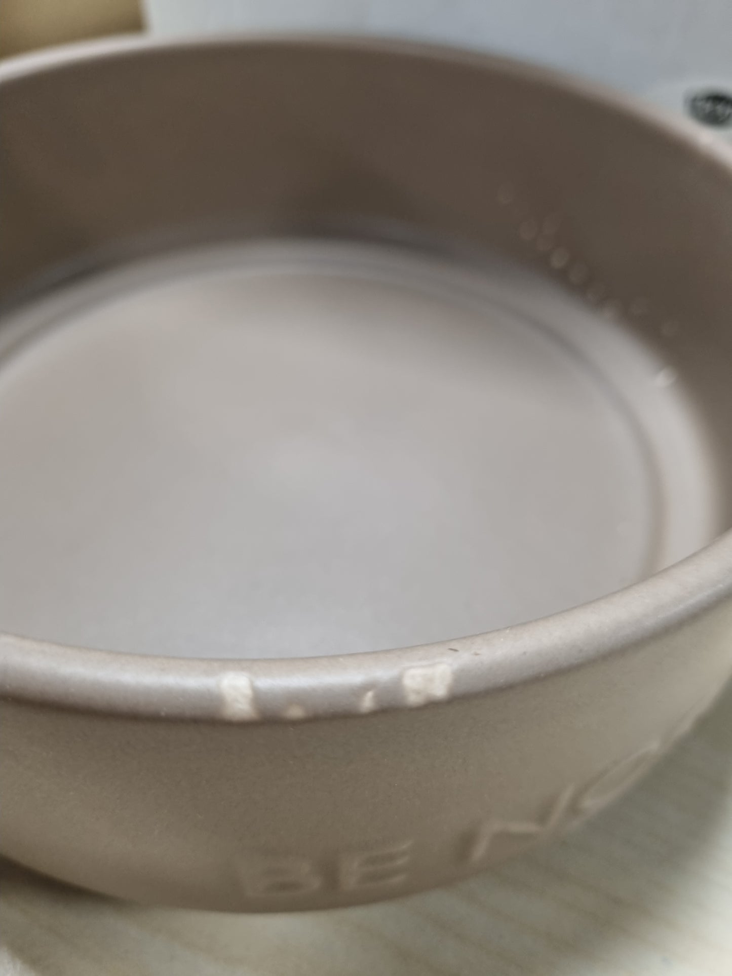 216112 - TRIXIE Tas qeramik për qen, 1200 ml, diametër 18 cm, me shtresë gome kundër rrëshqitjes