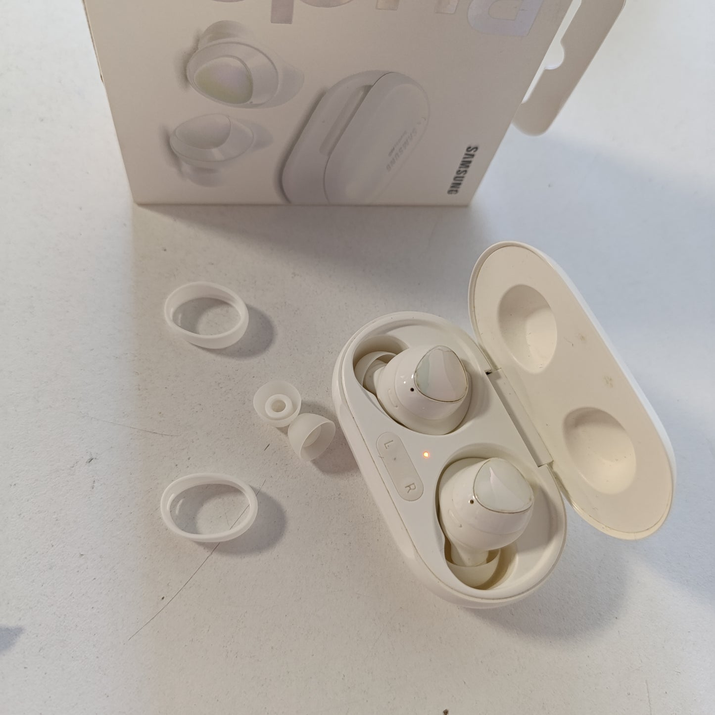 266037 - KUFJE pa tel SAMSUNG Galaxy Buds+, Tre Mikrofonë, Karikim Pa Tel, Jetëgjatësi Baterie 22 orë (11 orë Kufjet + 11 orë Kutia), 2020, të Bardha