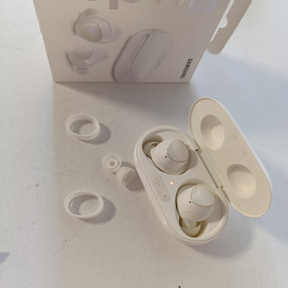 266037 - KUFJE pa tel SAMSUNG Galaxy Buds+, Tre Mikrofonë, Karikim Pa Tel, Jetëgjatësi Baterie 22 orë (11 orë Kufjet + 11 orë Kutia), 2020, të Bardha