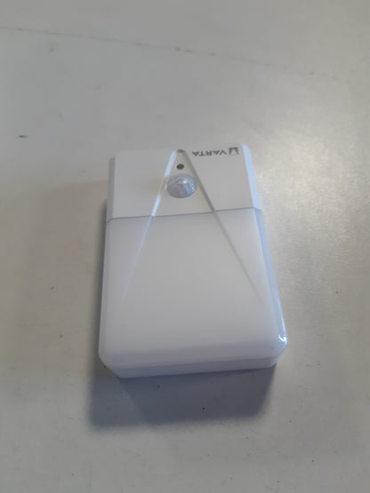 216748 - VARTA Dritë nate me sensor lëvizjeje LED, 3 bateri AAA, instalim i lehtë: vidë, magnet ose shirit ngjitës 3M, fikje automatike