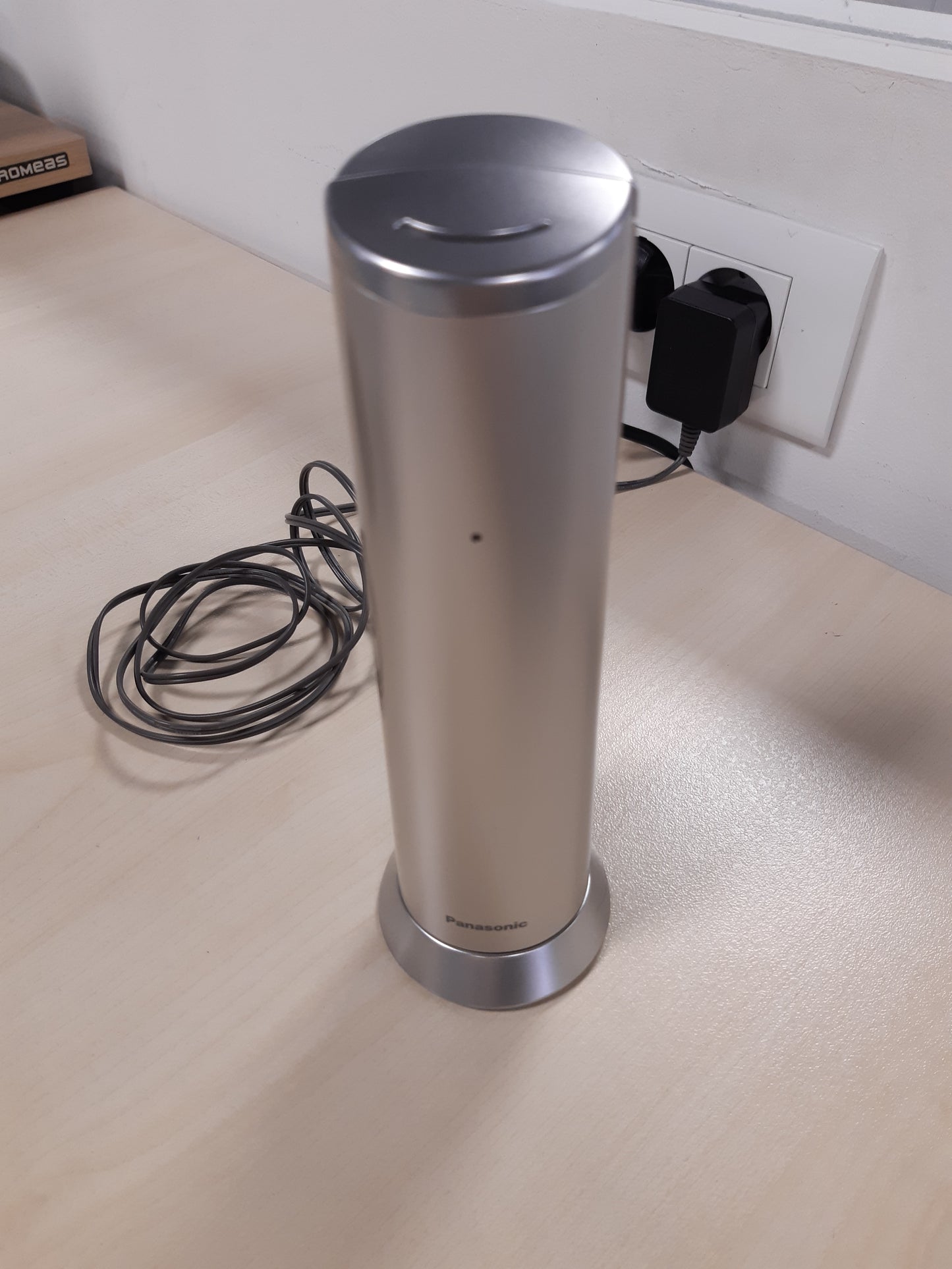 188796 - PANASONIC KX-TGK220GN - Telefon pa tel me stacion bazë, sekretari telefonike, funksion pa duar dhe bllokim i thirrjeve, LCD i bardhë, aparat fotografik magnetik, ngjyrë ari shampanje