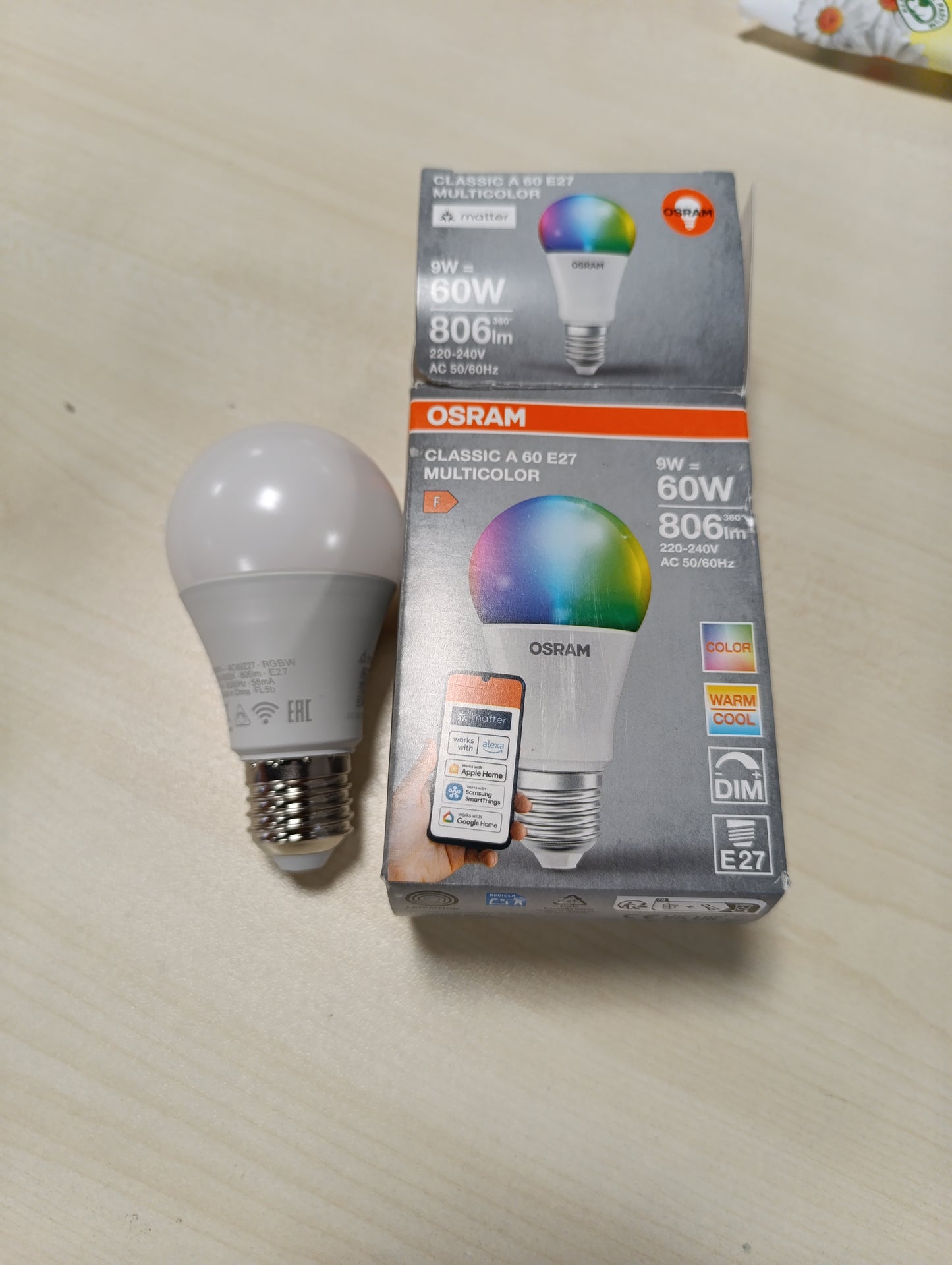168630 - OSRAM SMART+ RGBW - Llambë LED E27, 60W, Kontrollueshme nëpërmjet Wifi, Kompatibilitet me ALEXA, Ngjyrë e Bardhë e Ngrohtë për në të Ftohtë (2700-6500K), 16 Milionë Ngjyra RGB, Pako me 1