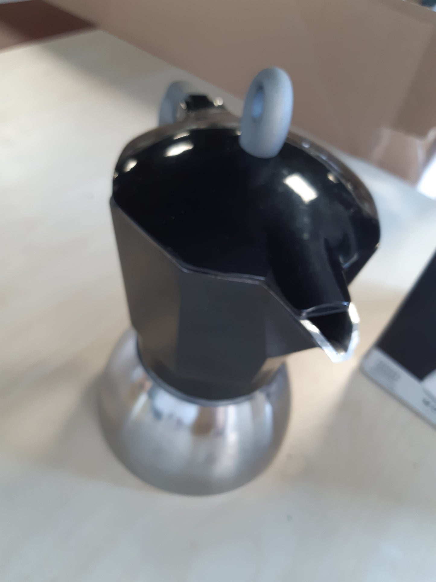 183402 - BIALETTI - Tenxherja Moka Induction, e përshtatshme për të gjitha sobat, Kapacitet 6 gota Espresso (270ml), Ngjyra e Zezë