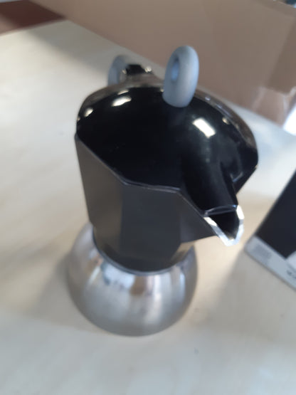 183402 - BIALETTI - Tenxherja Moka Induction, e përshtatshme për të gjitha sobat, Kapacitet 6 gota Espresso (270ml), Ngjyra e Zezë