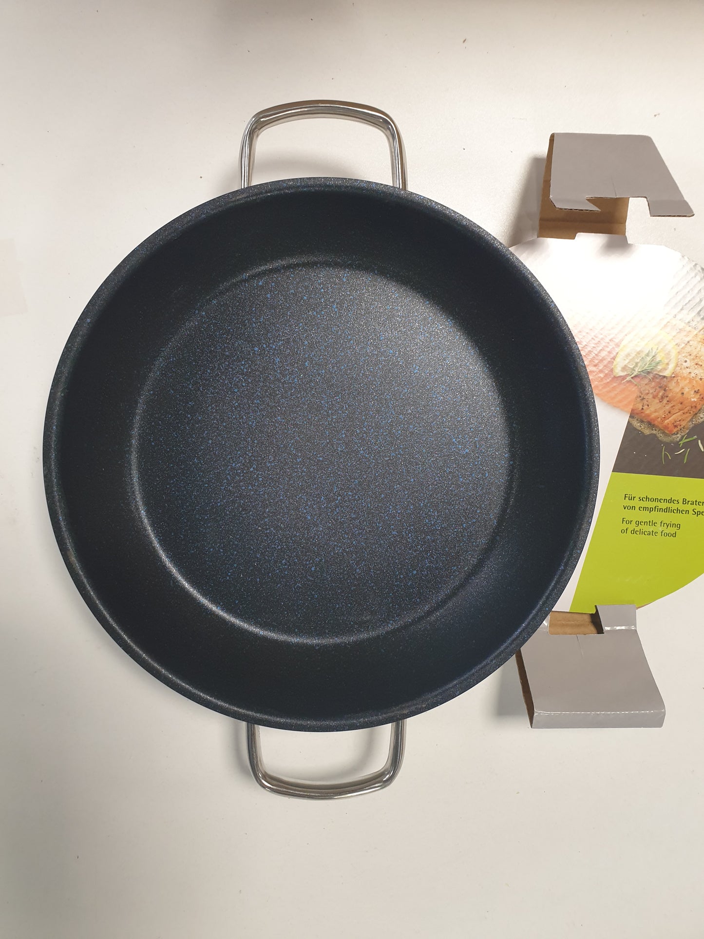 245137 - WMF Tigan për Servim/Skuqje Permadur Advance, 28 cm, çelik inox, i sigurt për furrë