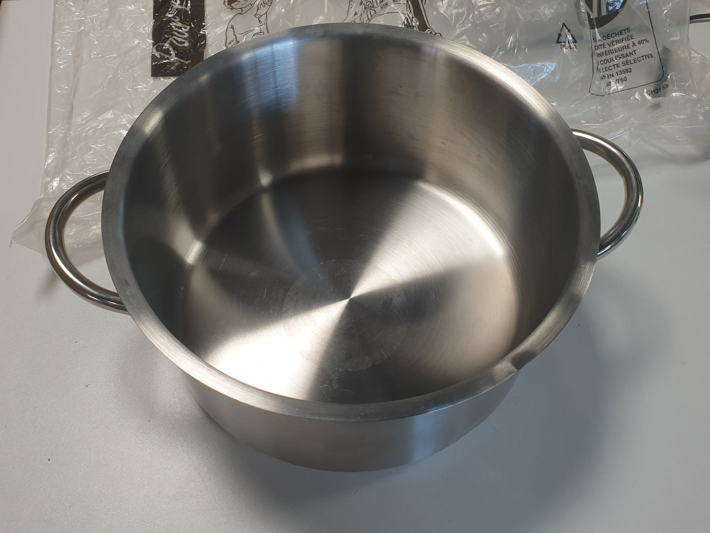 217200 - DE BLERËSI - Ena për tenxhere PRIM'APPETY prej çeliku inox (pa kapak) - 28 cm - Pa PFAS, Çelik inox i gradës profesionale 18/10, Bazë e trashë magnetike për gatim të kontrolluar, e përshtatshme për të gjitha sobat dhe furrat